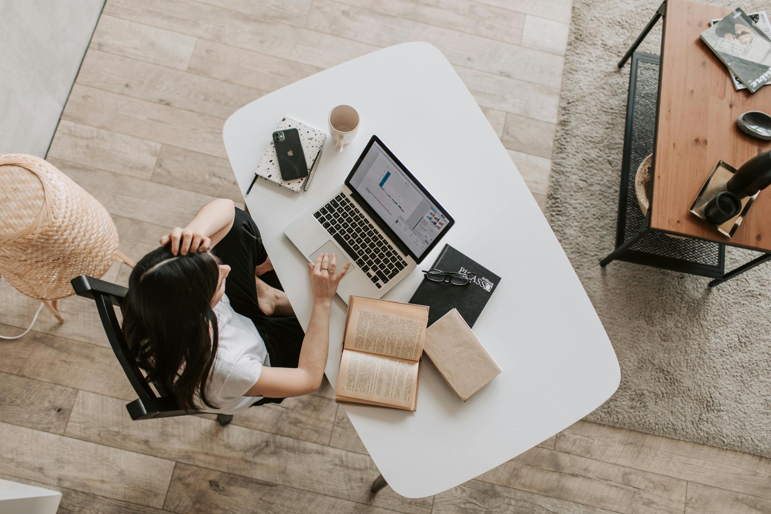 Imagen de una mujer tomando clases de excel desde su portátil