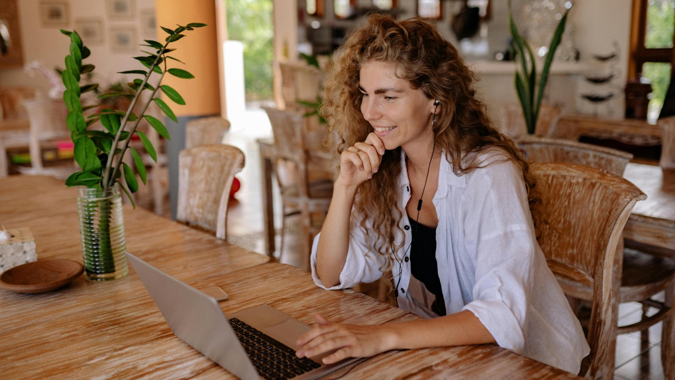 Mujer viendo clsaes de Excel desde su casa