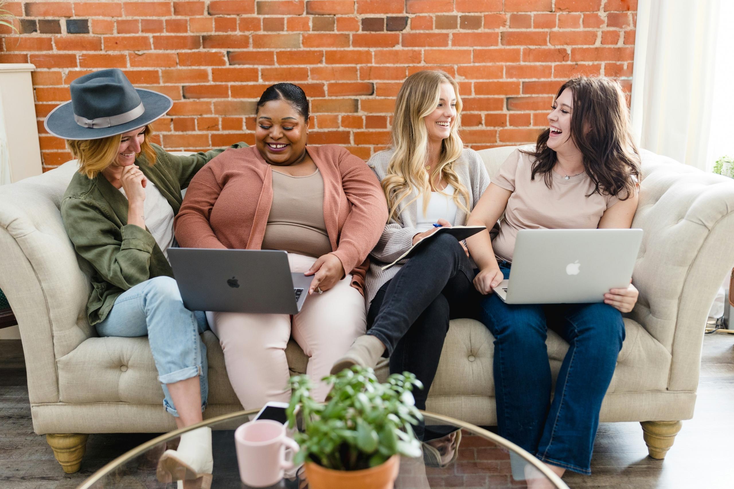 Mujeres en un sofá tomando clases de excel