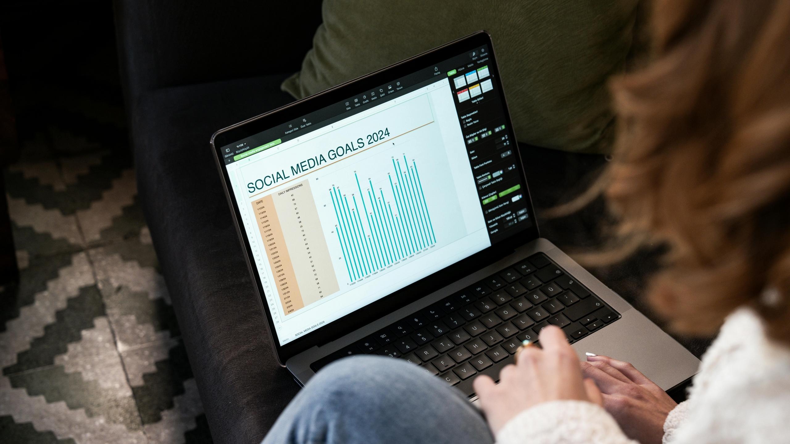Mujer organizando sus datos en Excel