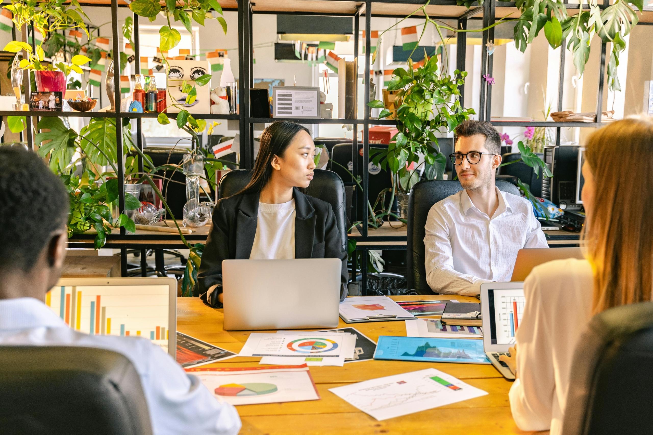 Estudiantes discutendo el analisis de datos de una empresa