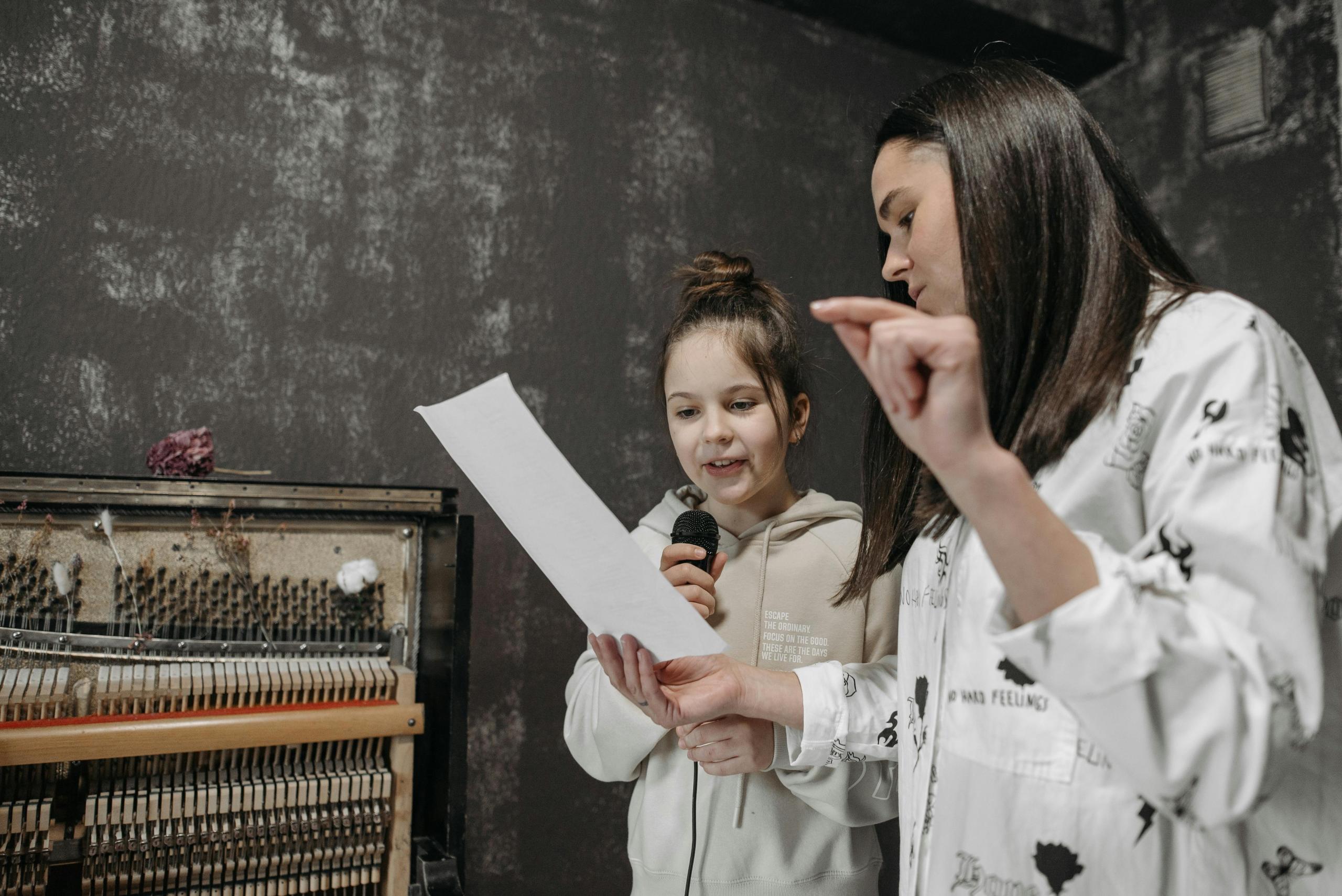 Profesora en clase particular de canto con su alumna