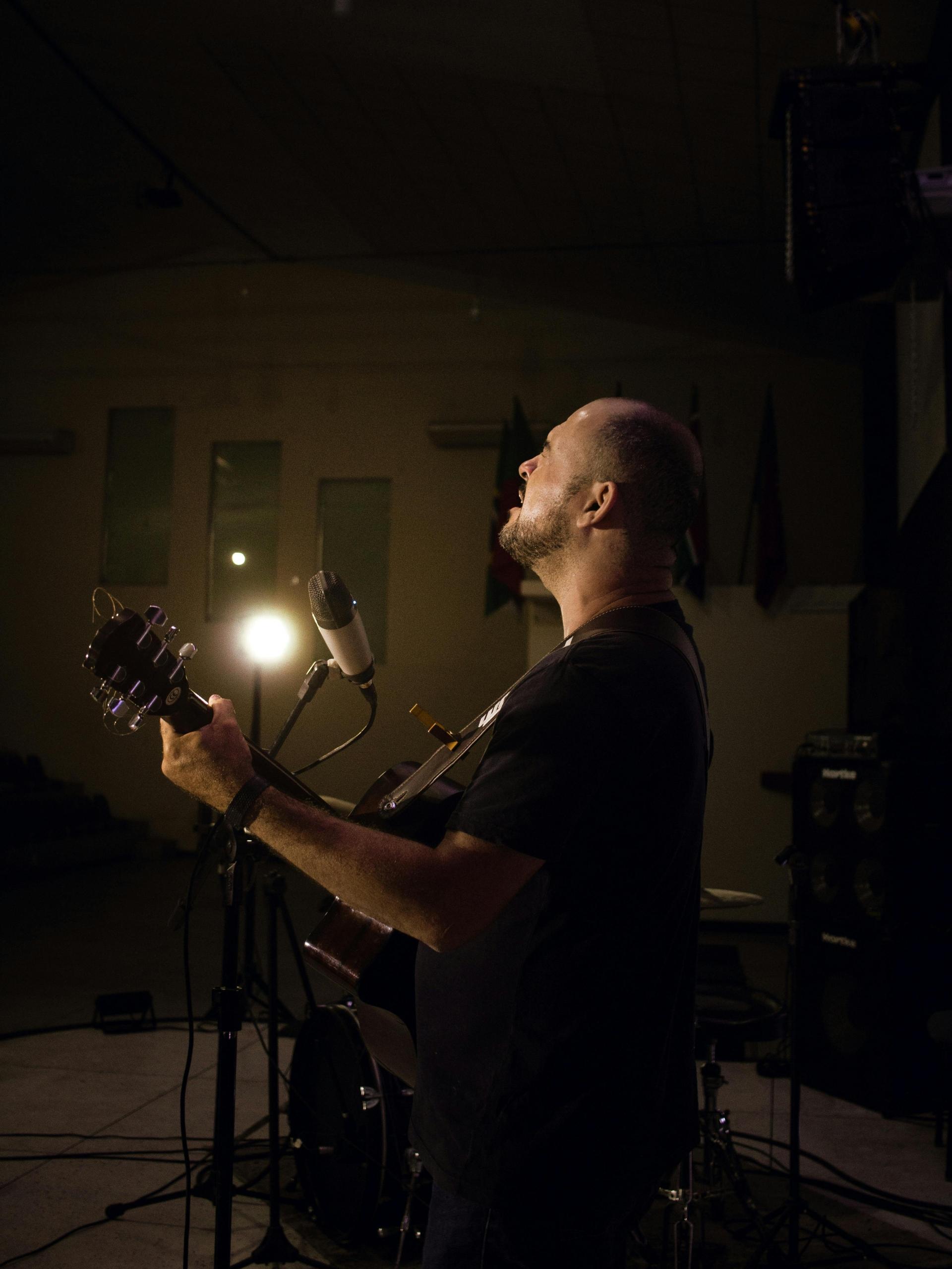 Hombre cantando con guitarra