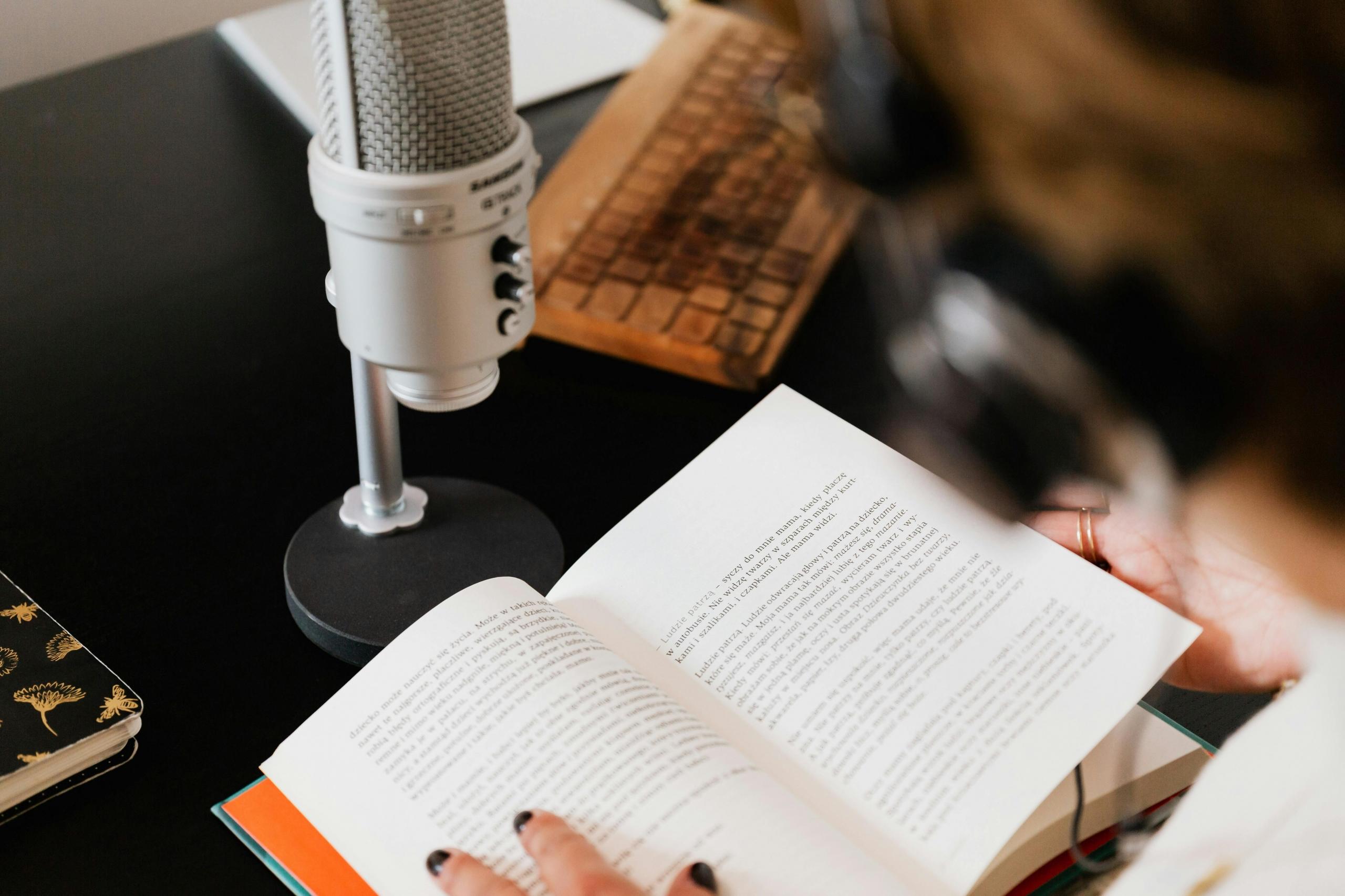 Estudiante de canto leyendo un libro sobre musica en su estudio
