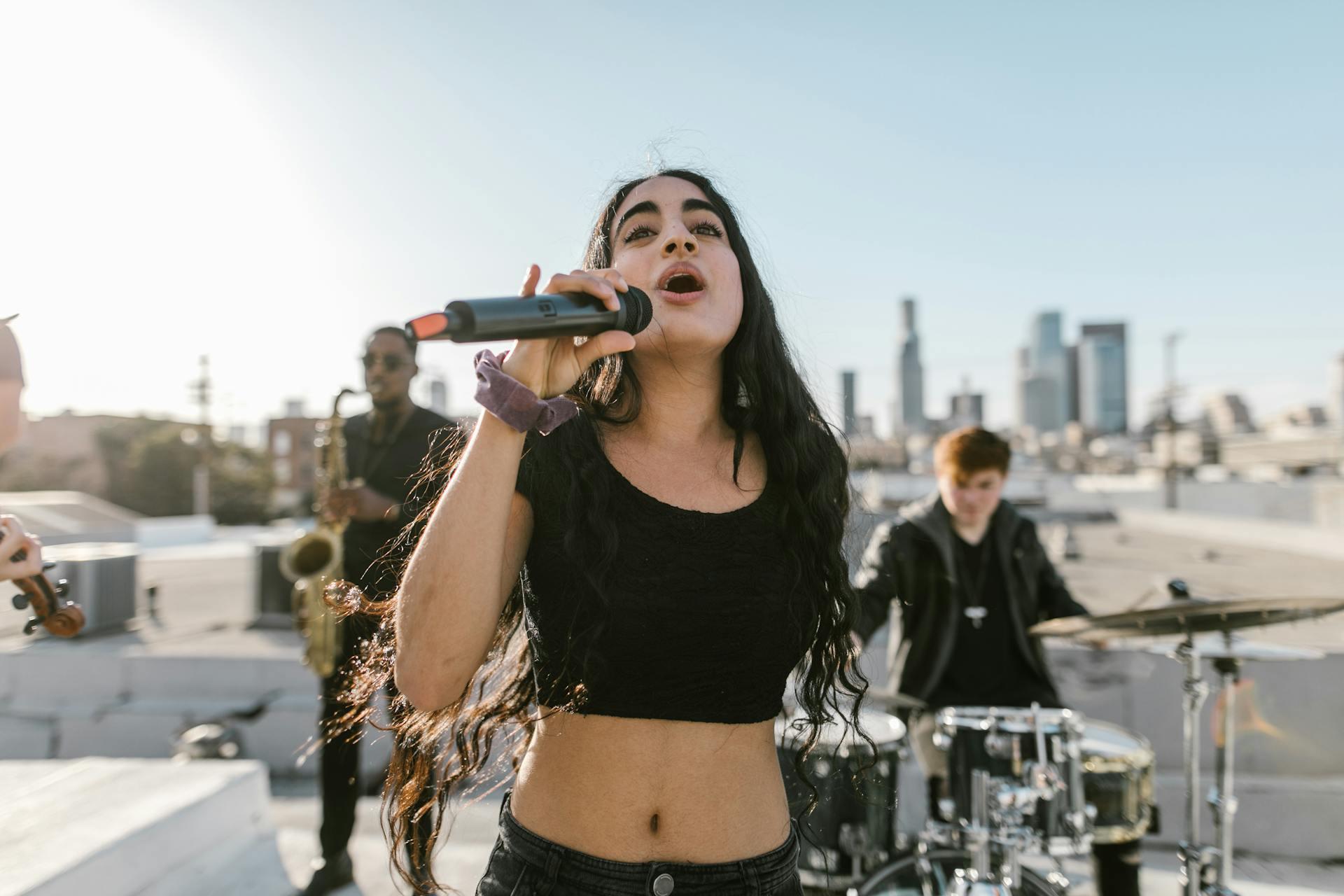 Mujer cantando con su grupo en una terraza en el centro de la ciudad