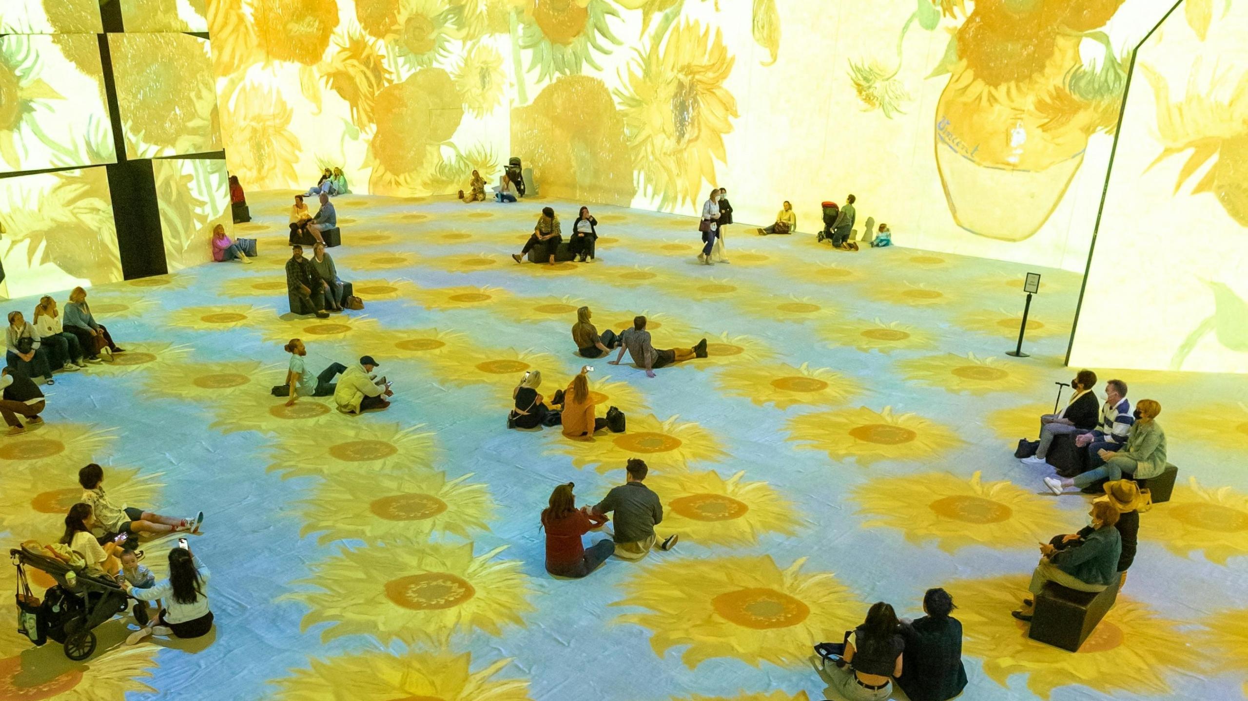 Personas en una exposición de arte del artista Van Gogh