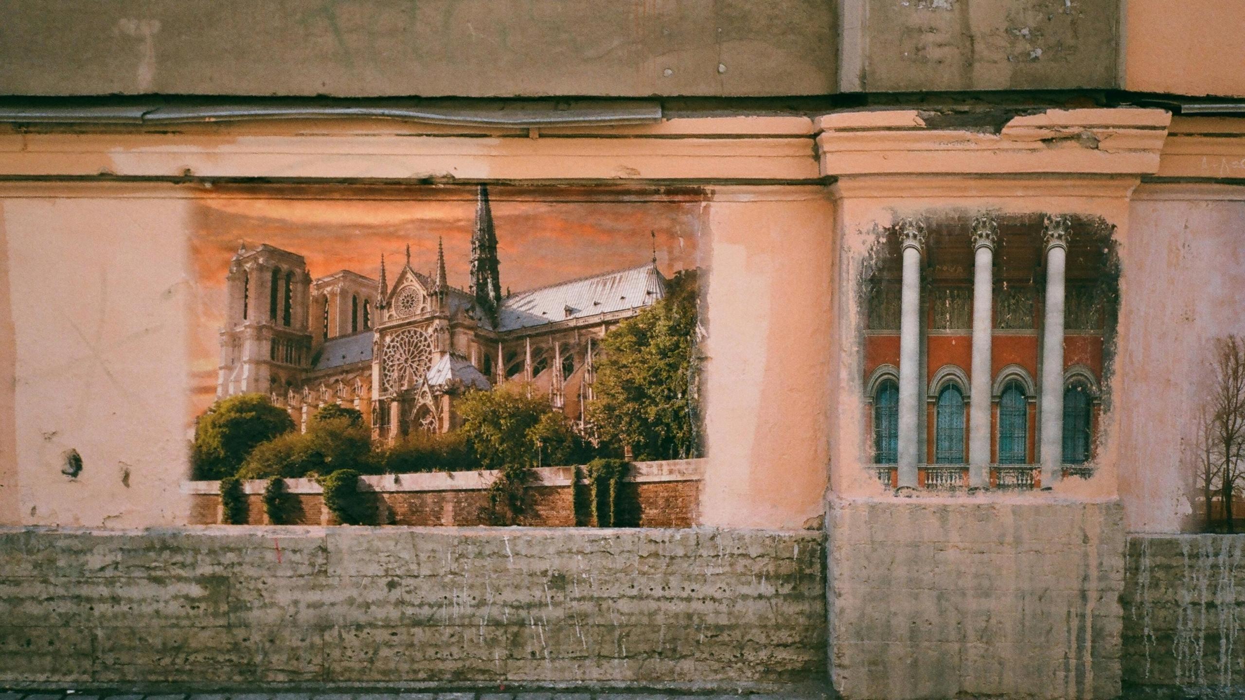 Imagen de una pintura realista sobre el muro de un edificio