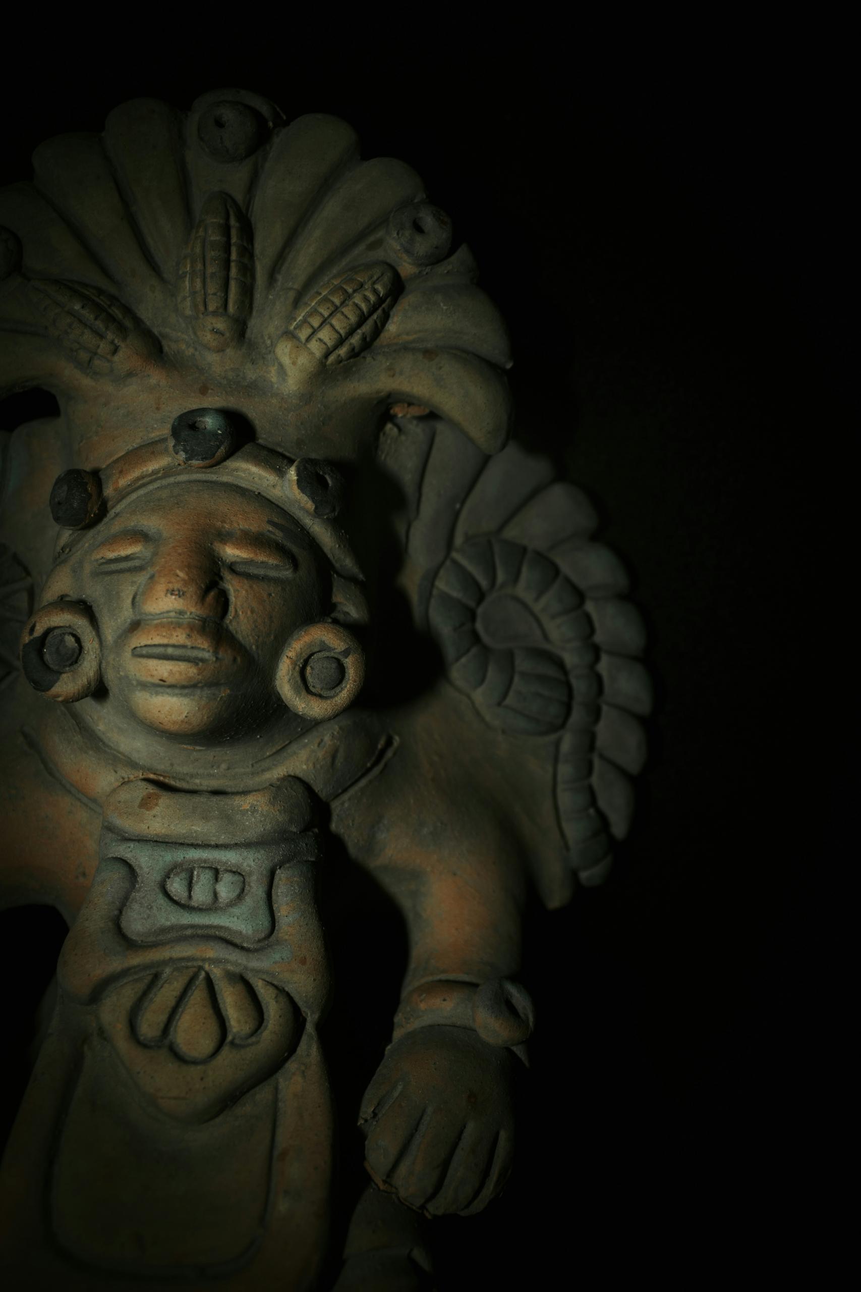 Imagen de una escultura antigua repesentativa precolombina