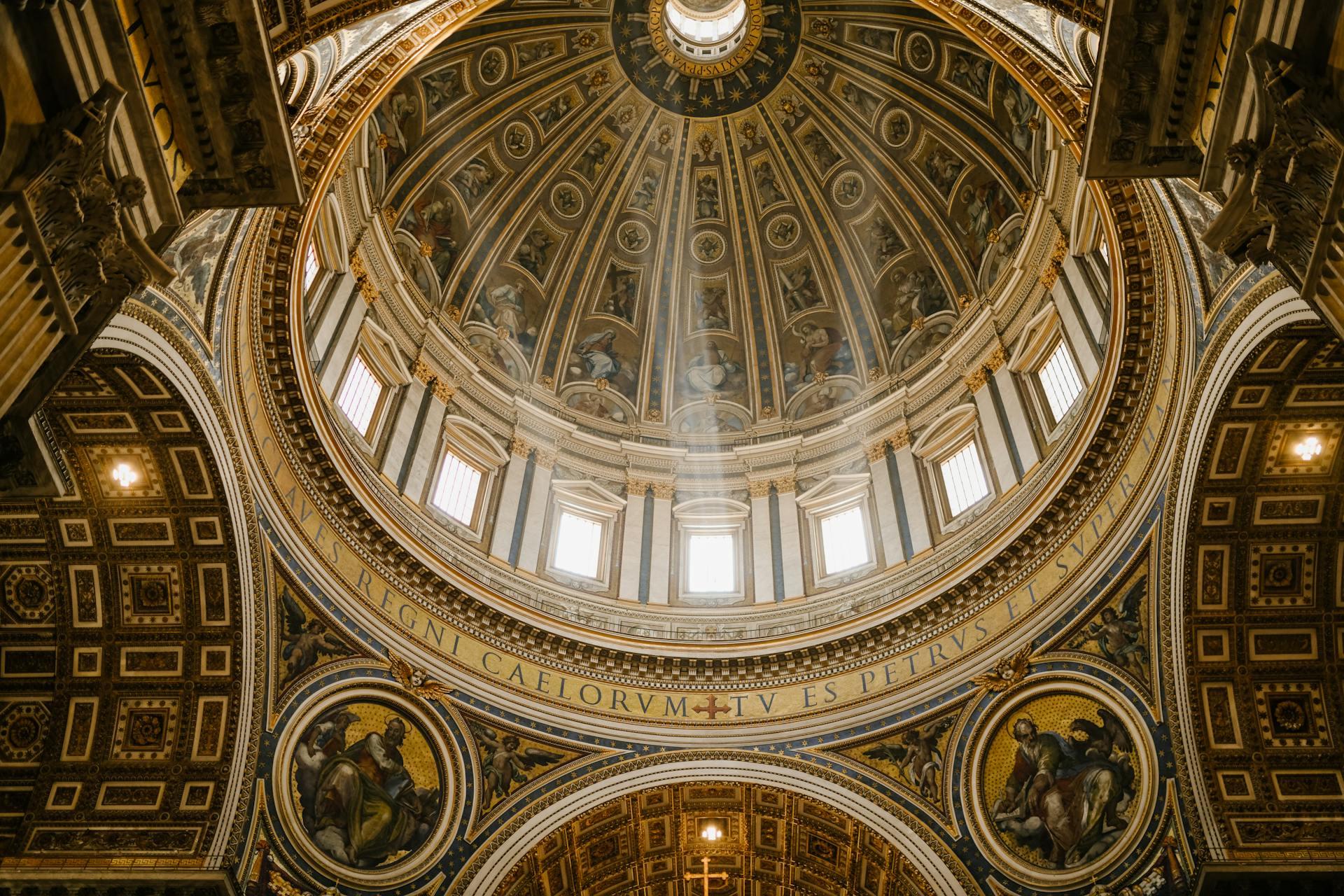 Cúpula Ornamental Con Mosaicos Y Pinturas Al Fresco En La Basílica