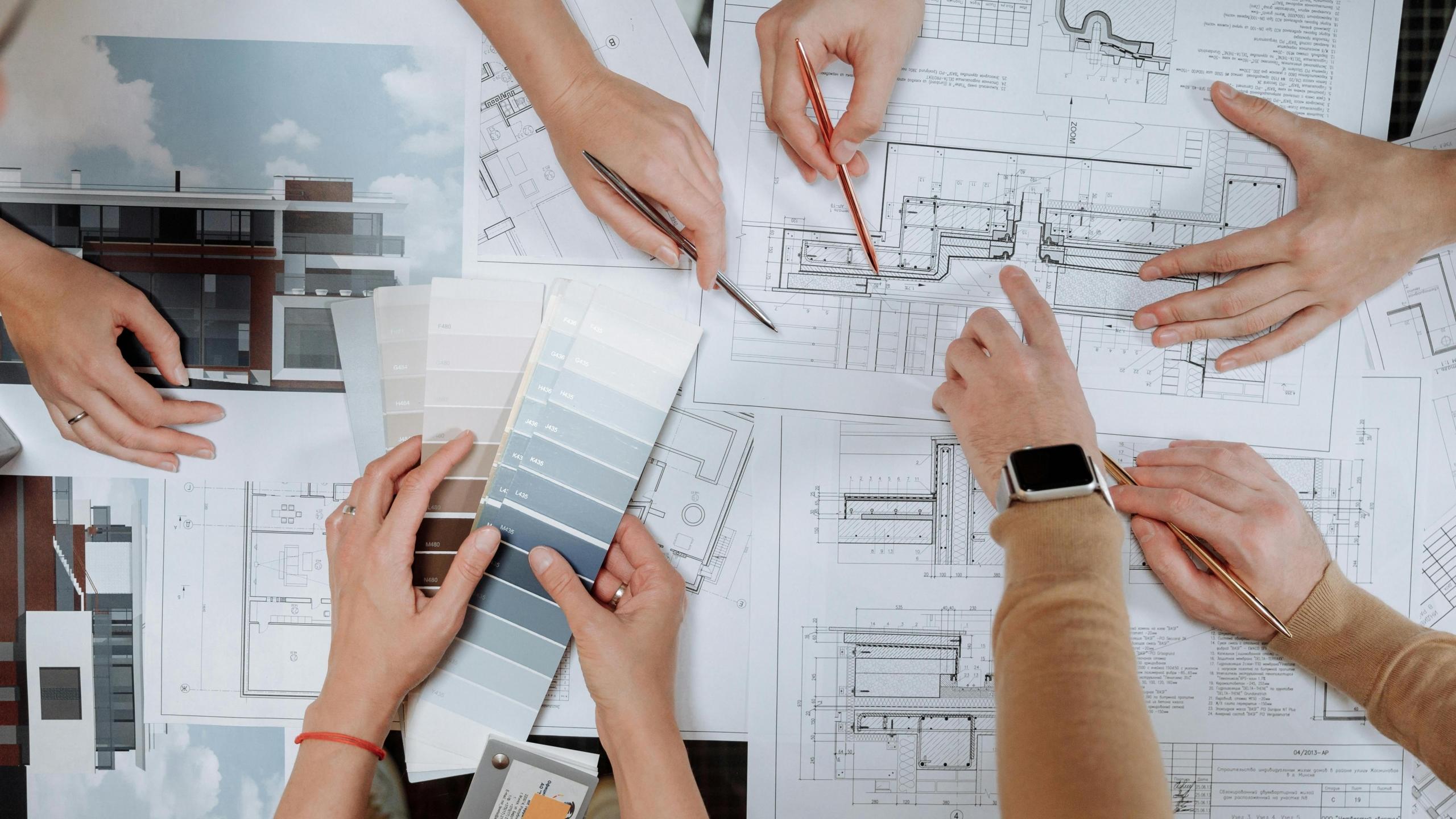 Imagen de arquitectos haciendo planos arquitectonicos