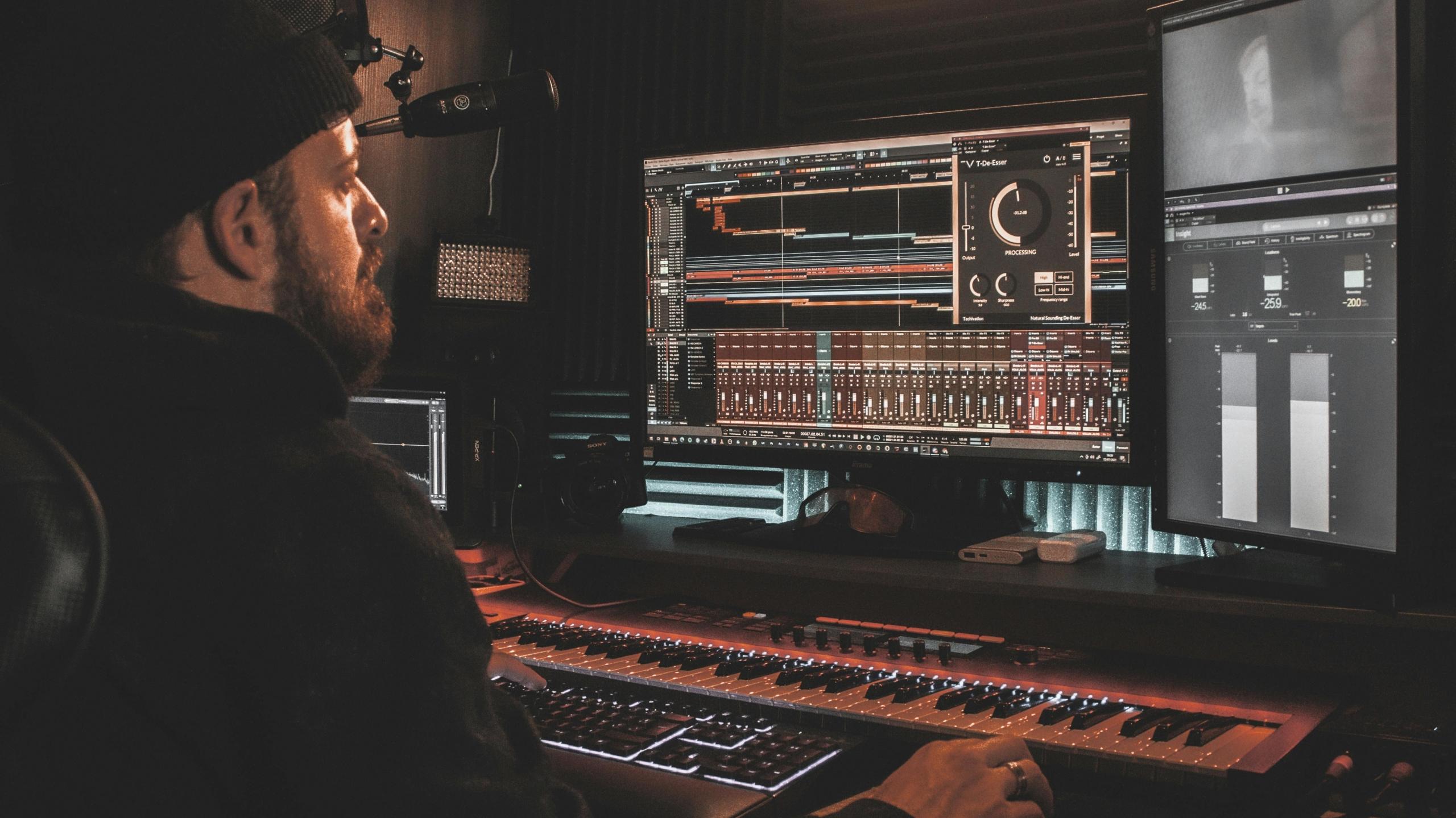 Imagen de un estudio de producción musical con un productor
