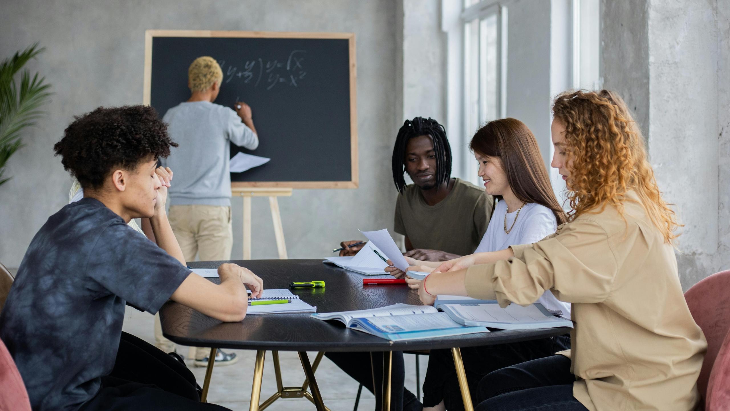 Imagen de estudiantes en un salón de clase aprendiendo matemáticas