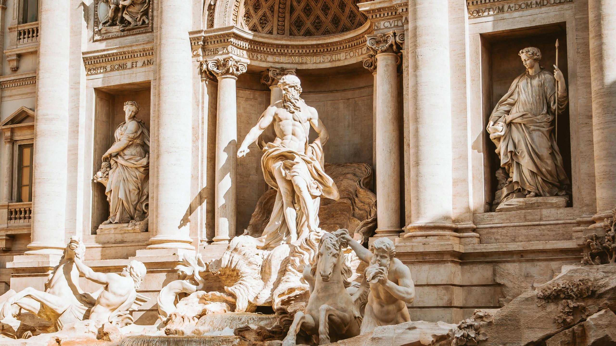 Monumento a la estatua de la gente y de los caballos durante el día en Roma
