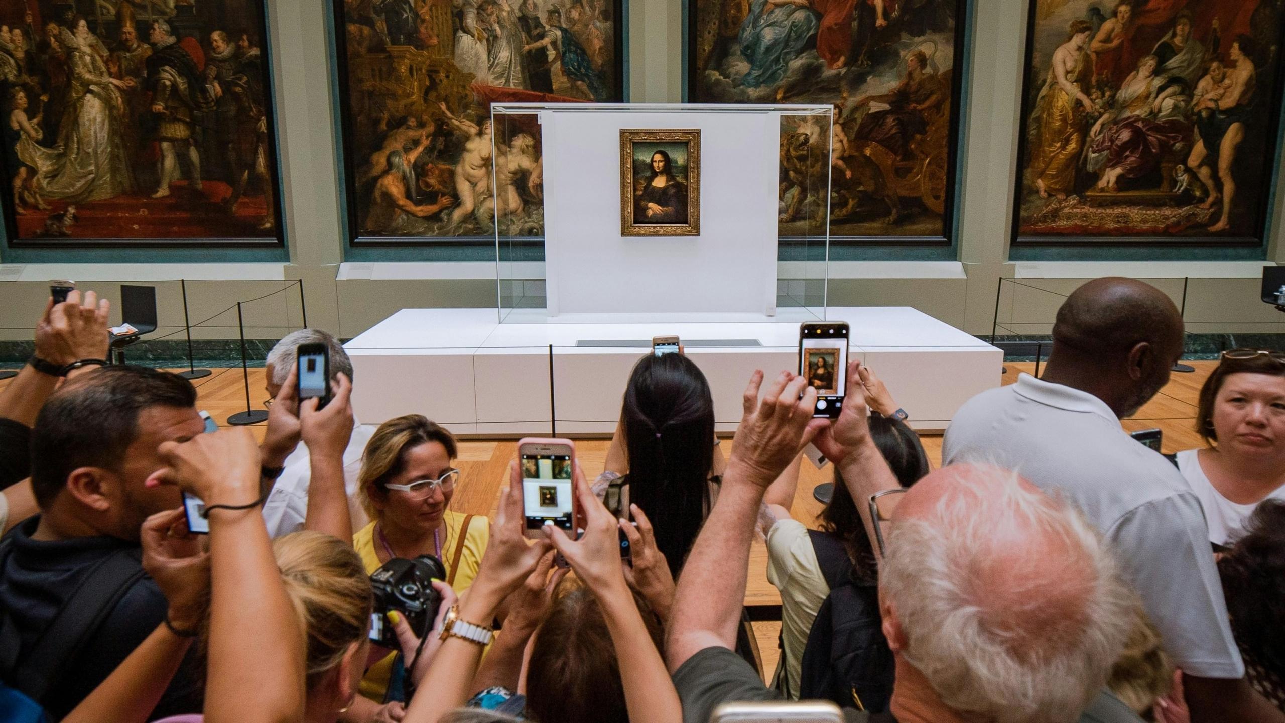 Imagen de visitantes en el Museo Louvre, Paris, Francia