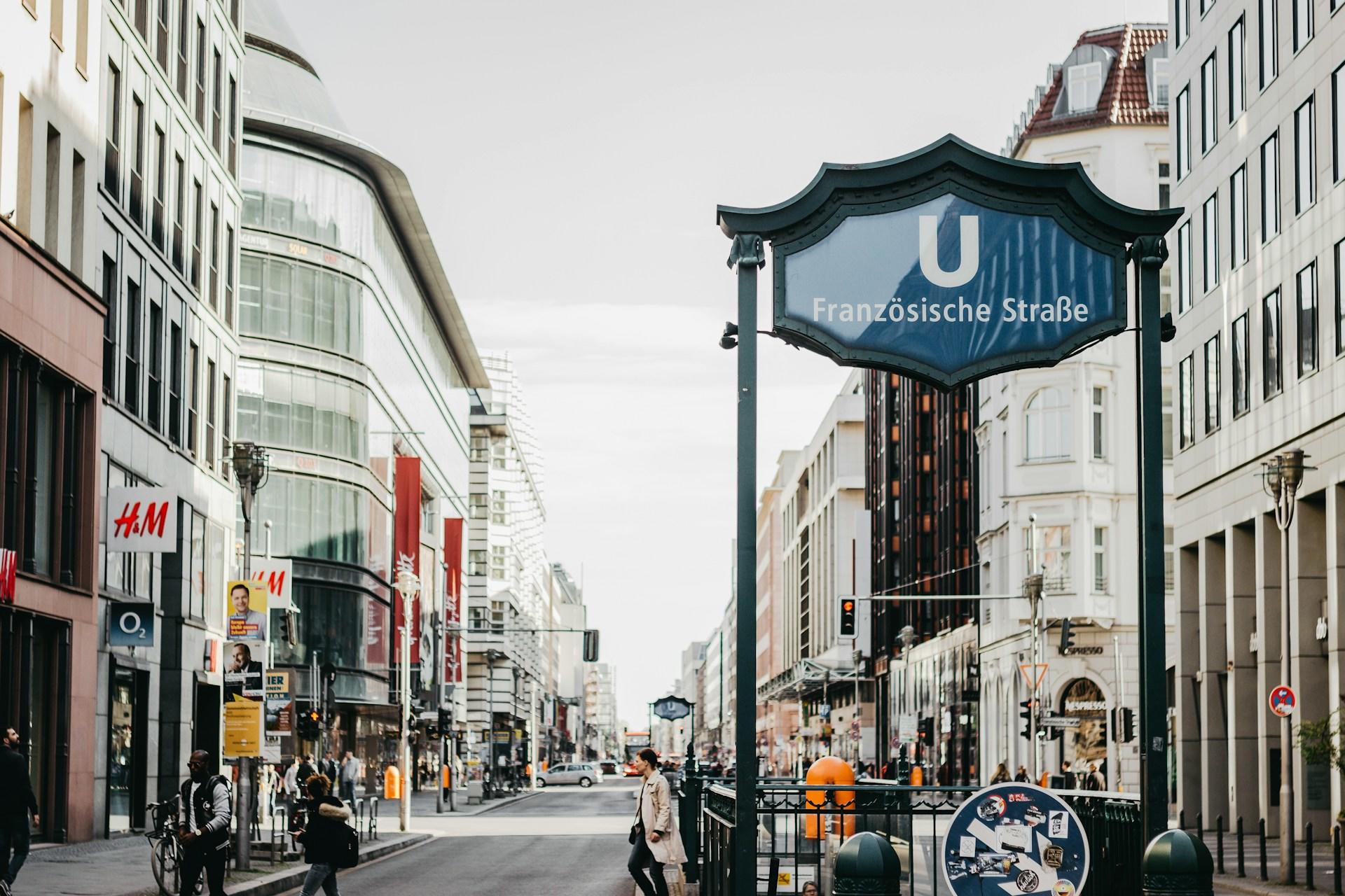 Una calle de la ciudad con gente caminando por la acera de Berlin, Alemania  
