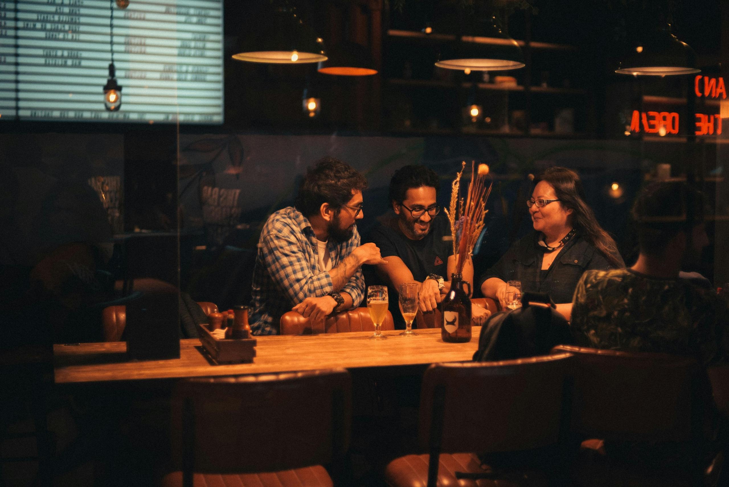 Amigos reunidos en un restaurante en Alemania