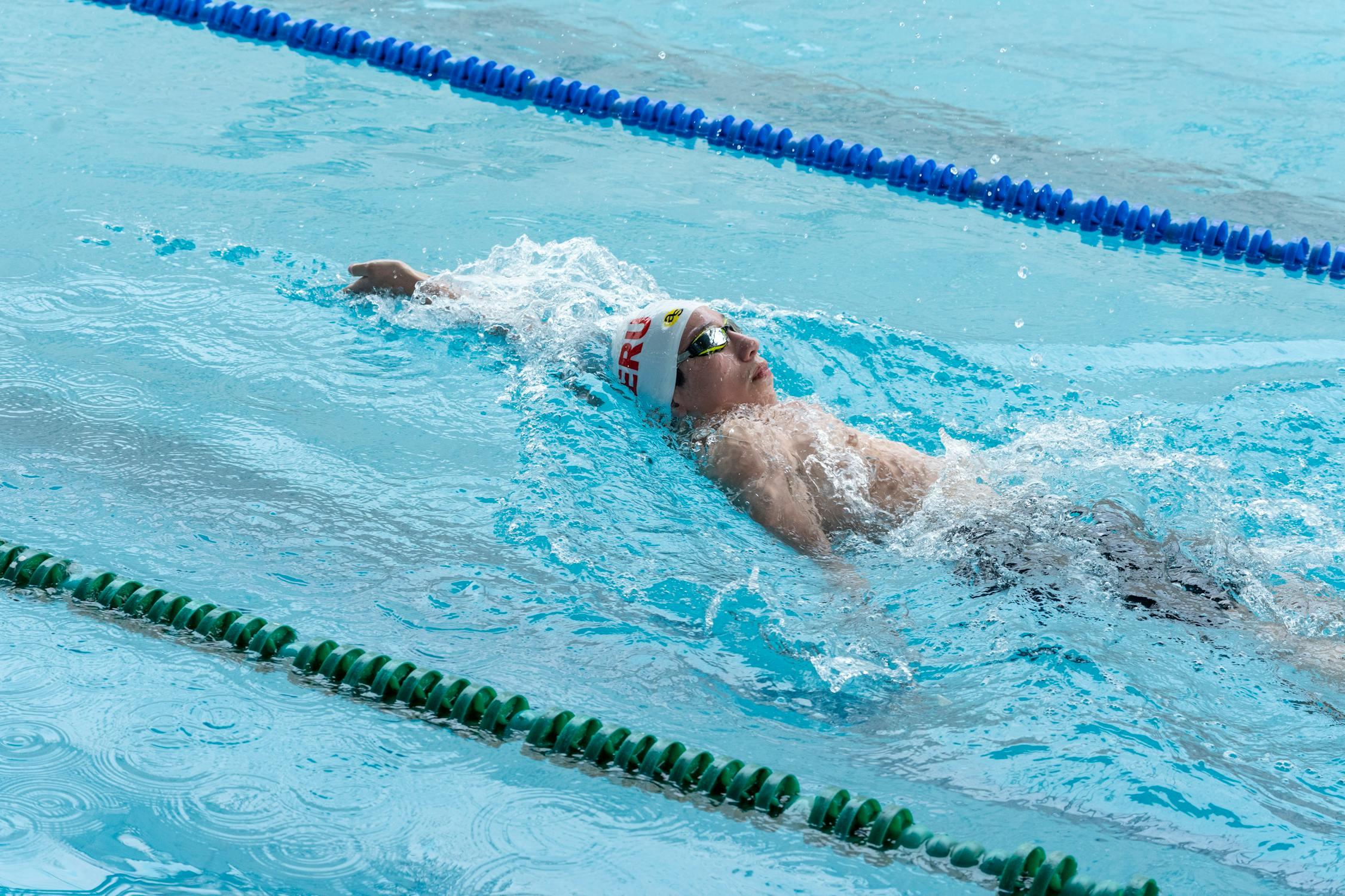 Hombre nadando de espaldas en una piscina