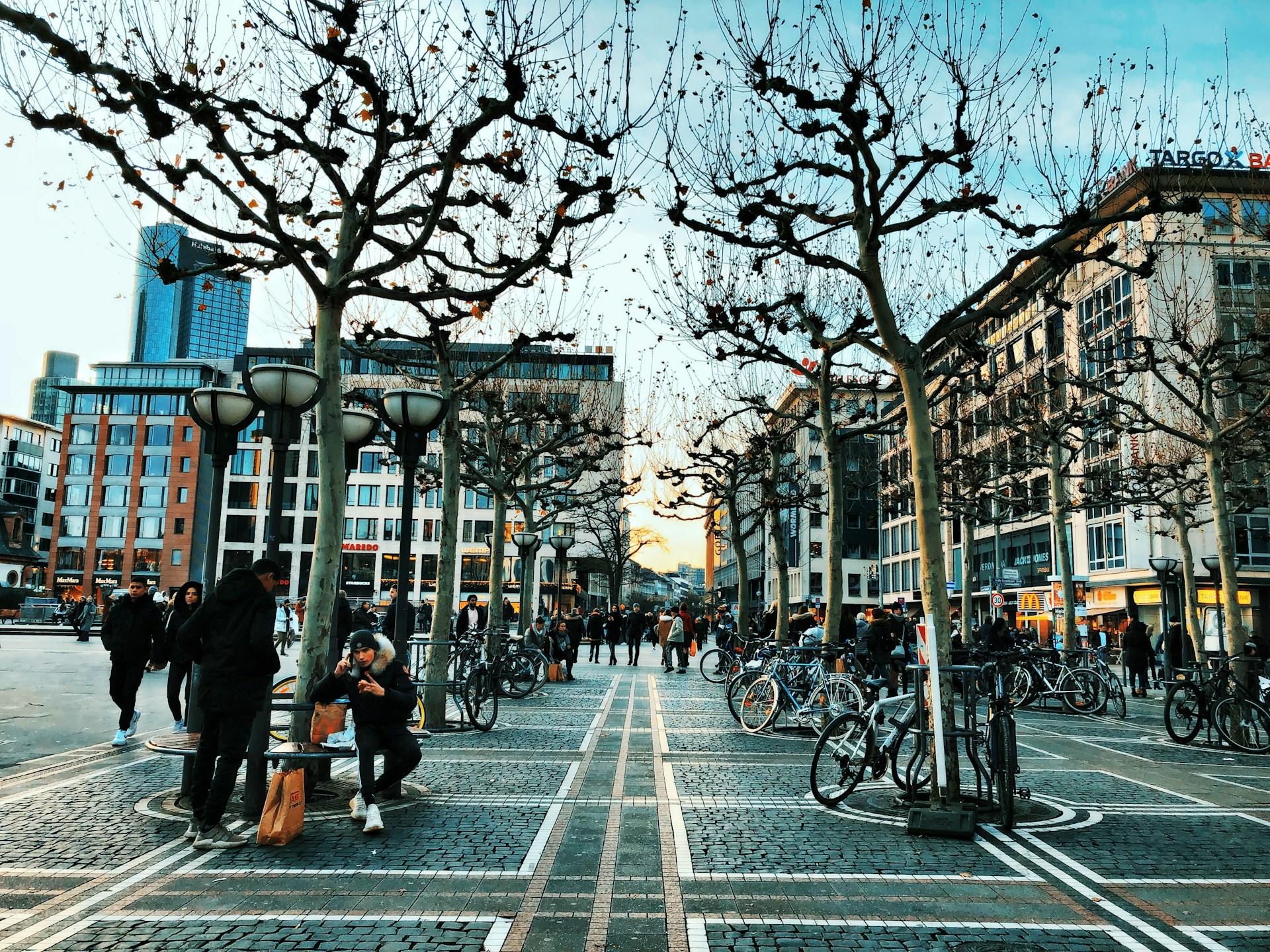 Personas caminando por la acera cerca de los edificios de la ciudad durante el día en Frankfurt Germany