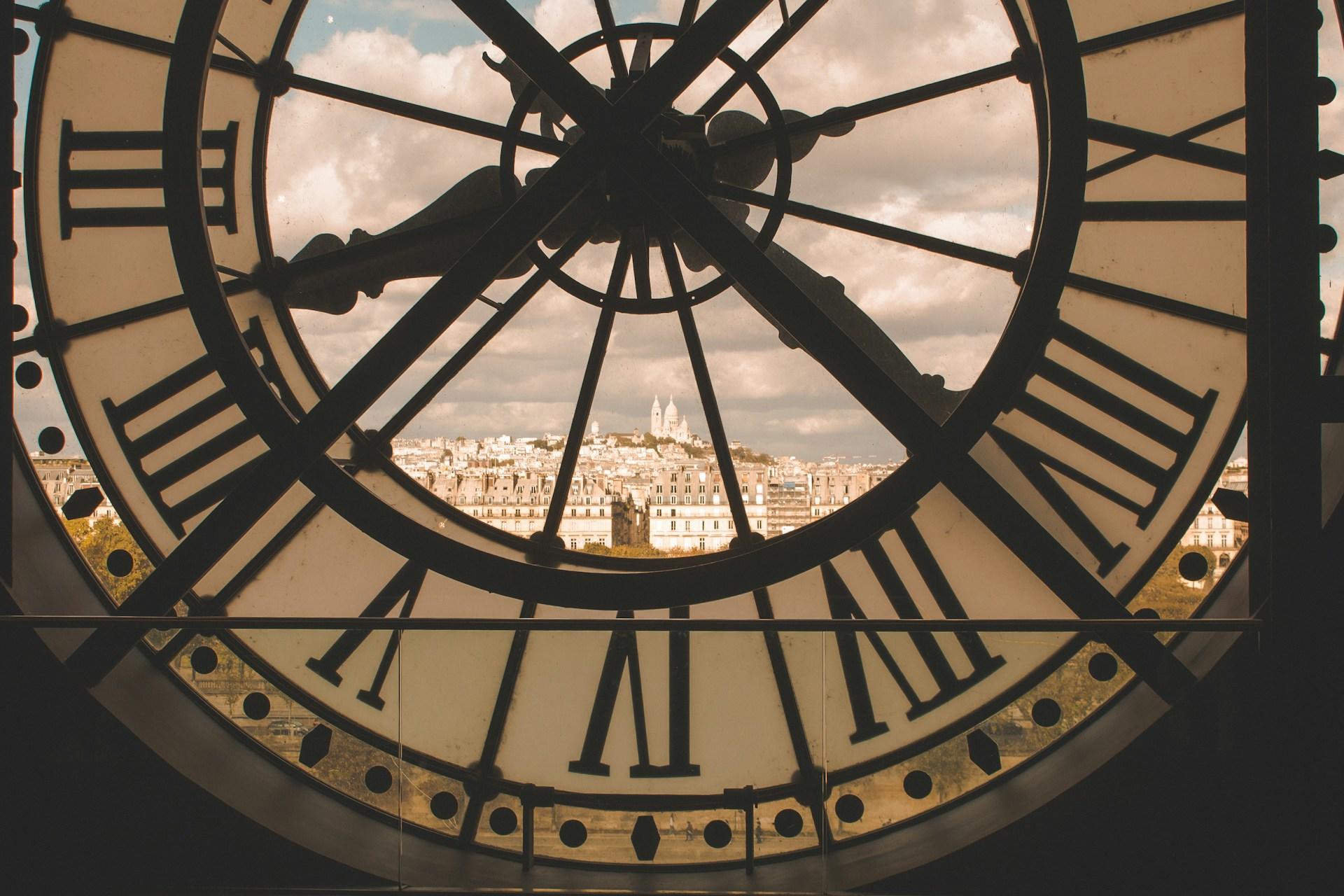 El Museo de Orsay en París tiene una colección impresionante de obras de Claude Monet, quien es uno de los artistas clave del Impresionismo