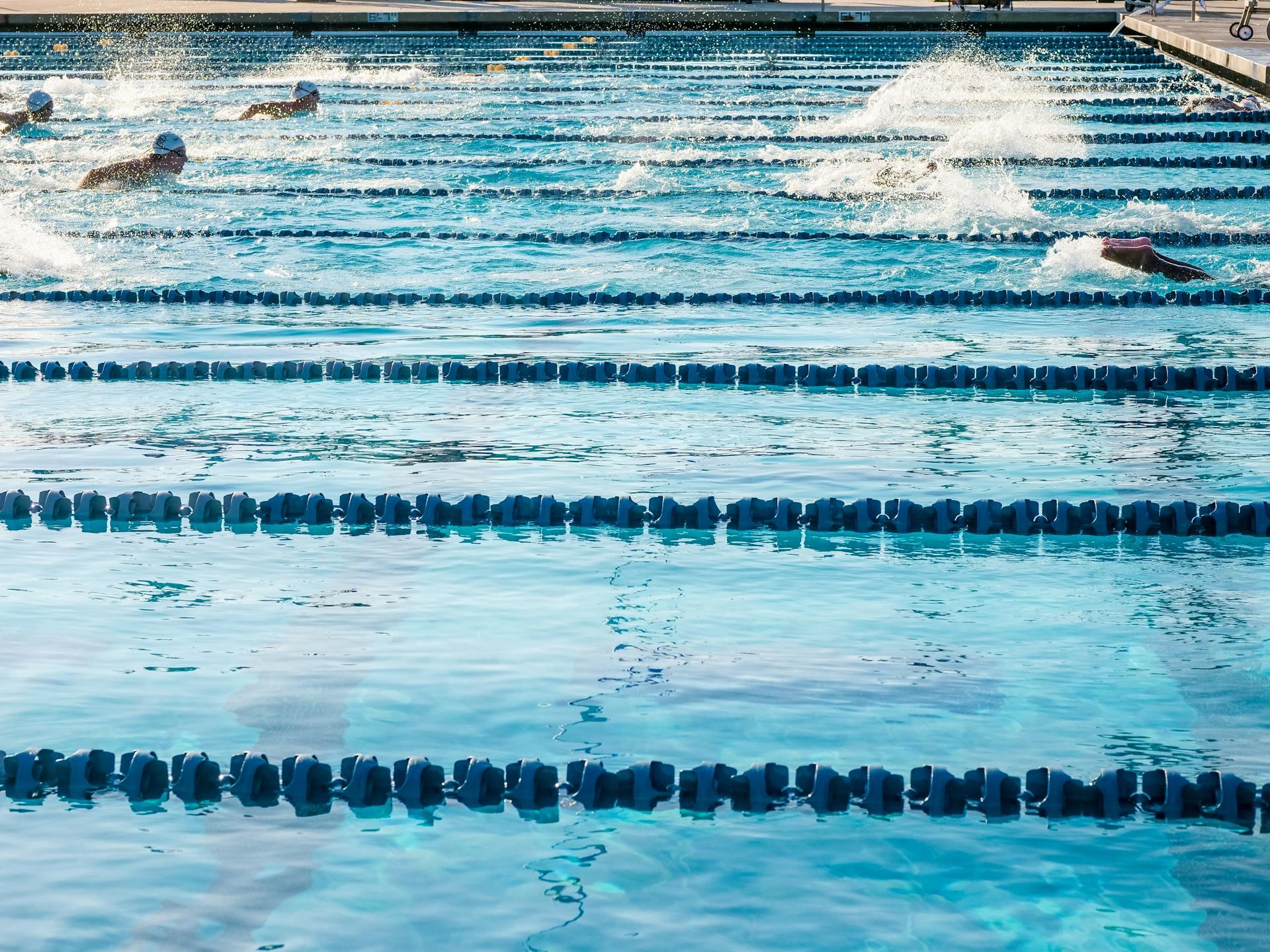 personas nadando en una piscina