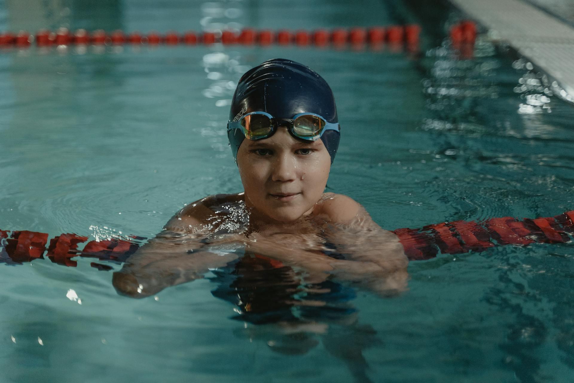 niño enseñar natación