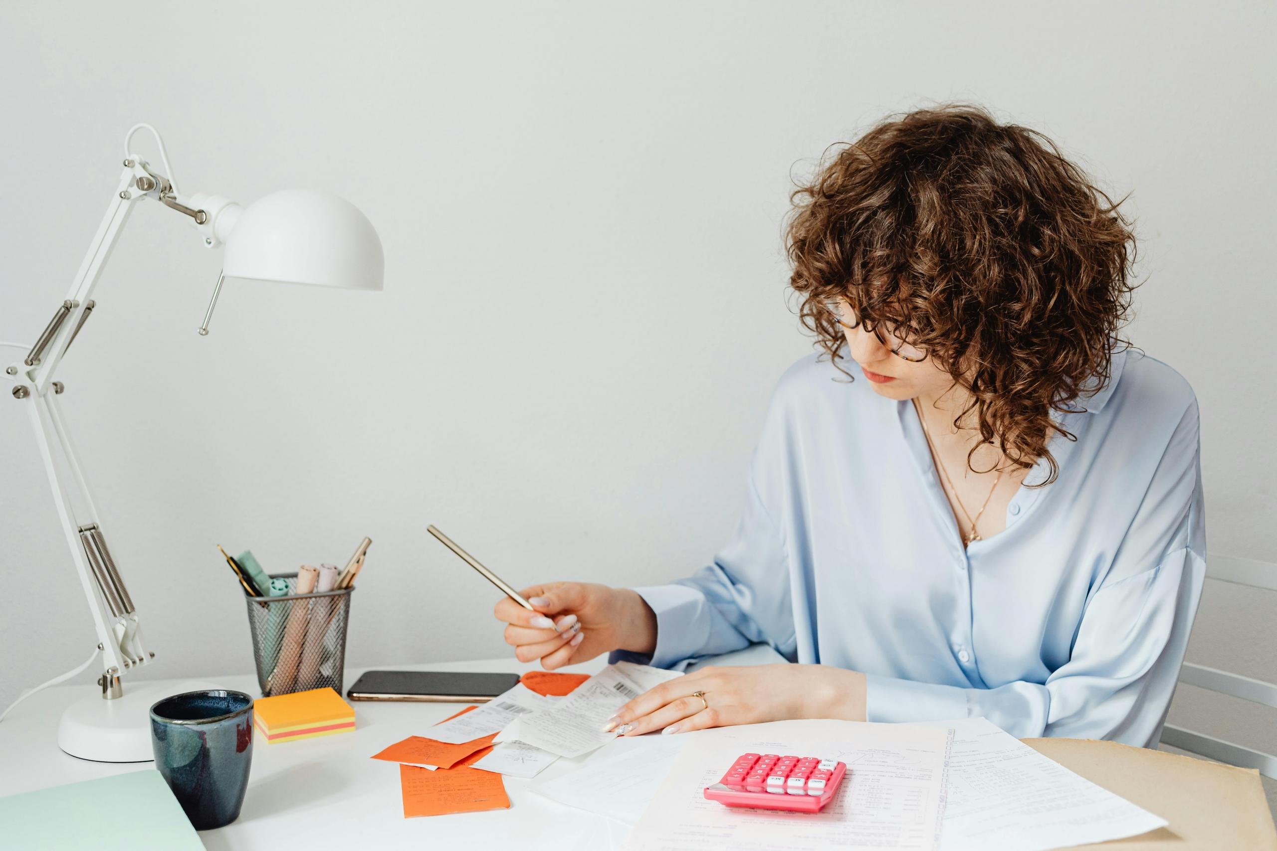 Mujer realizando un presupuesto en su escritorio