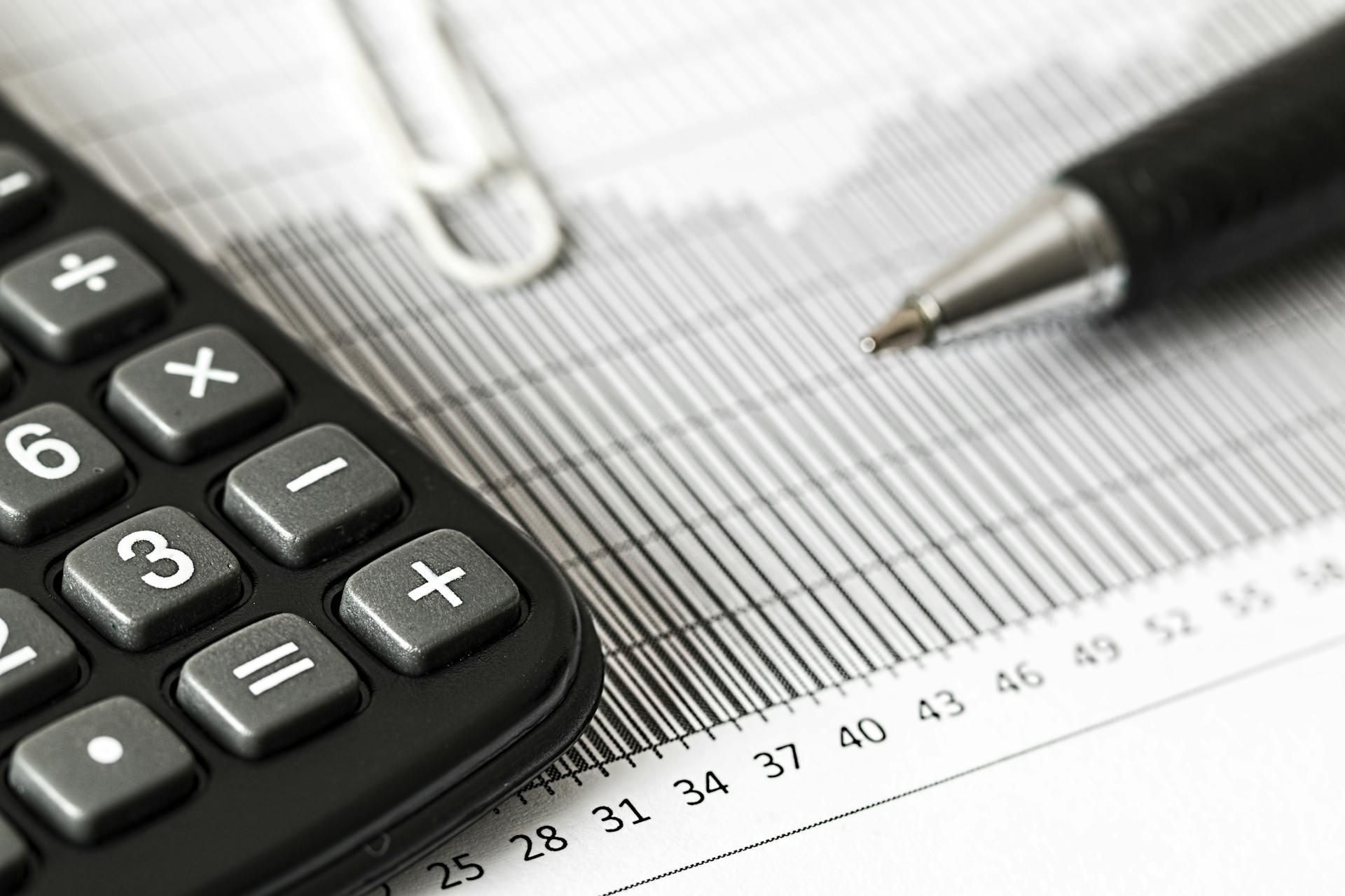 Calculadora y un papel