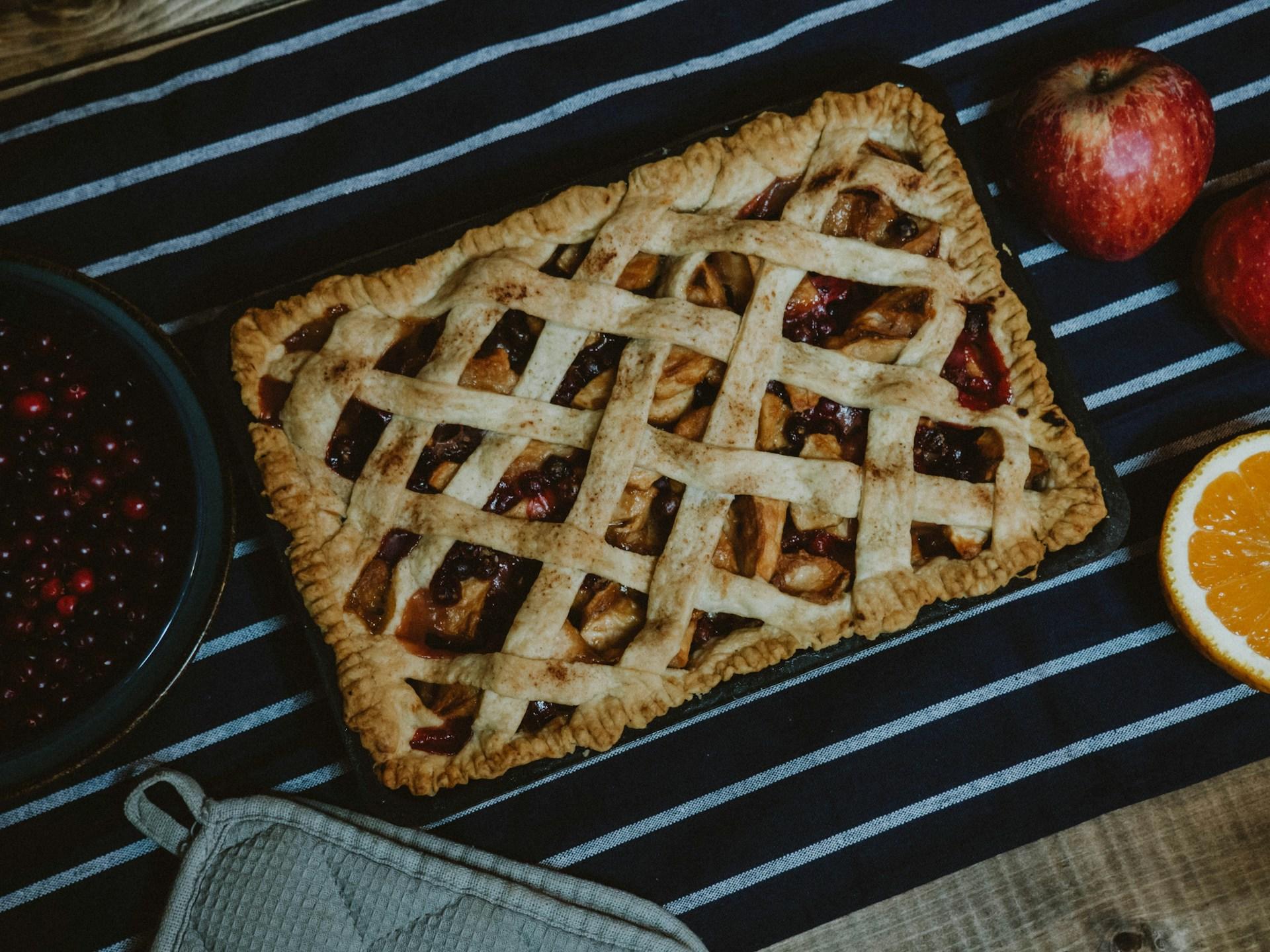 La tarta de manzana la puedes servir con una bola de helado de vainilla o crema batida