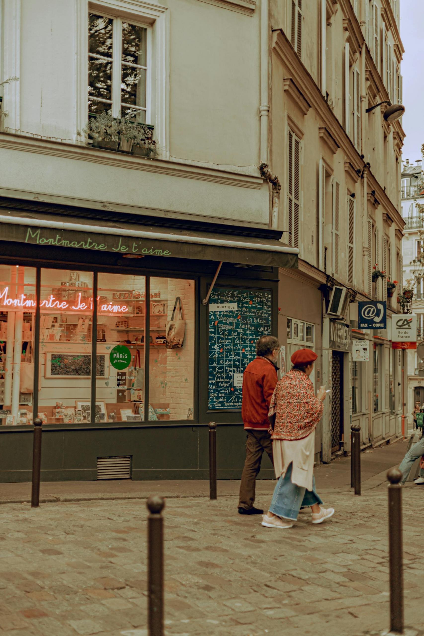 Dos personas caminando por las calles de Paris Francia