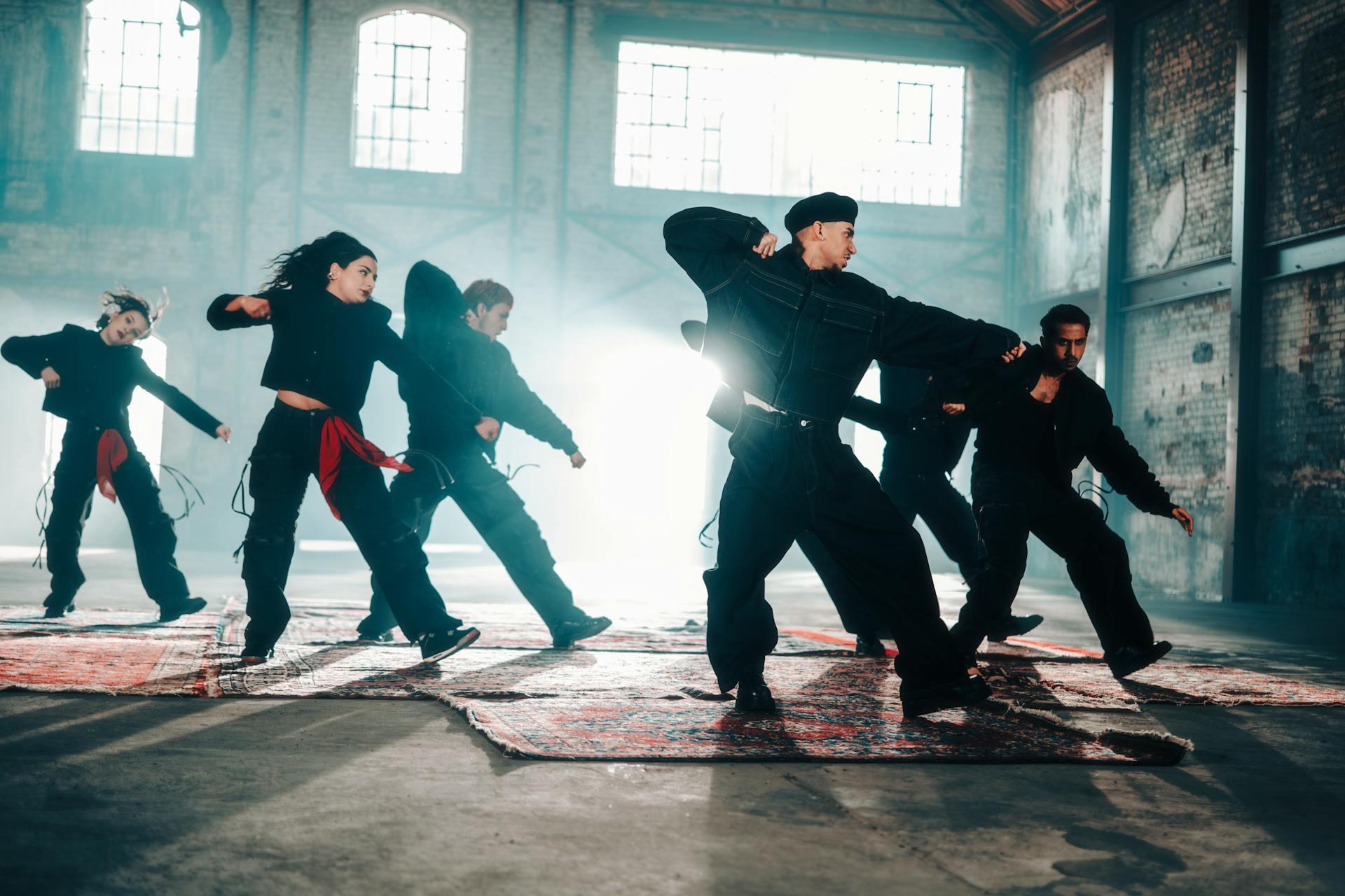 Coreografia kpop de unos bailarines