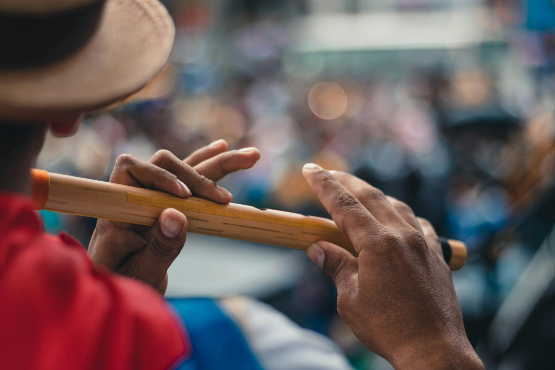 hombre tocando la flauta