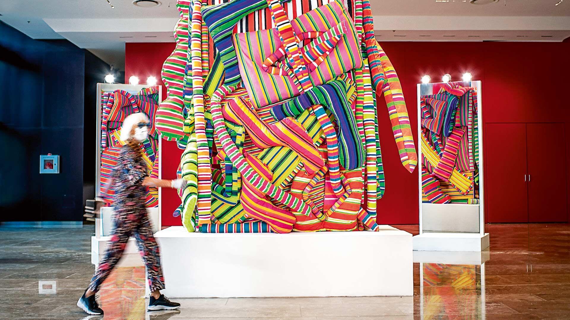 Su obra, marcada por la subversión de las normas sociales y culturales, utiliza el arte como una herramienta de crítica política y de intervención social