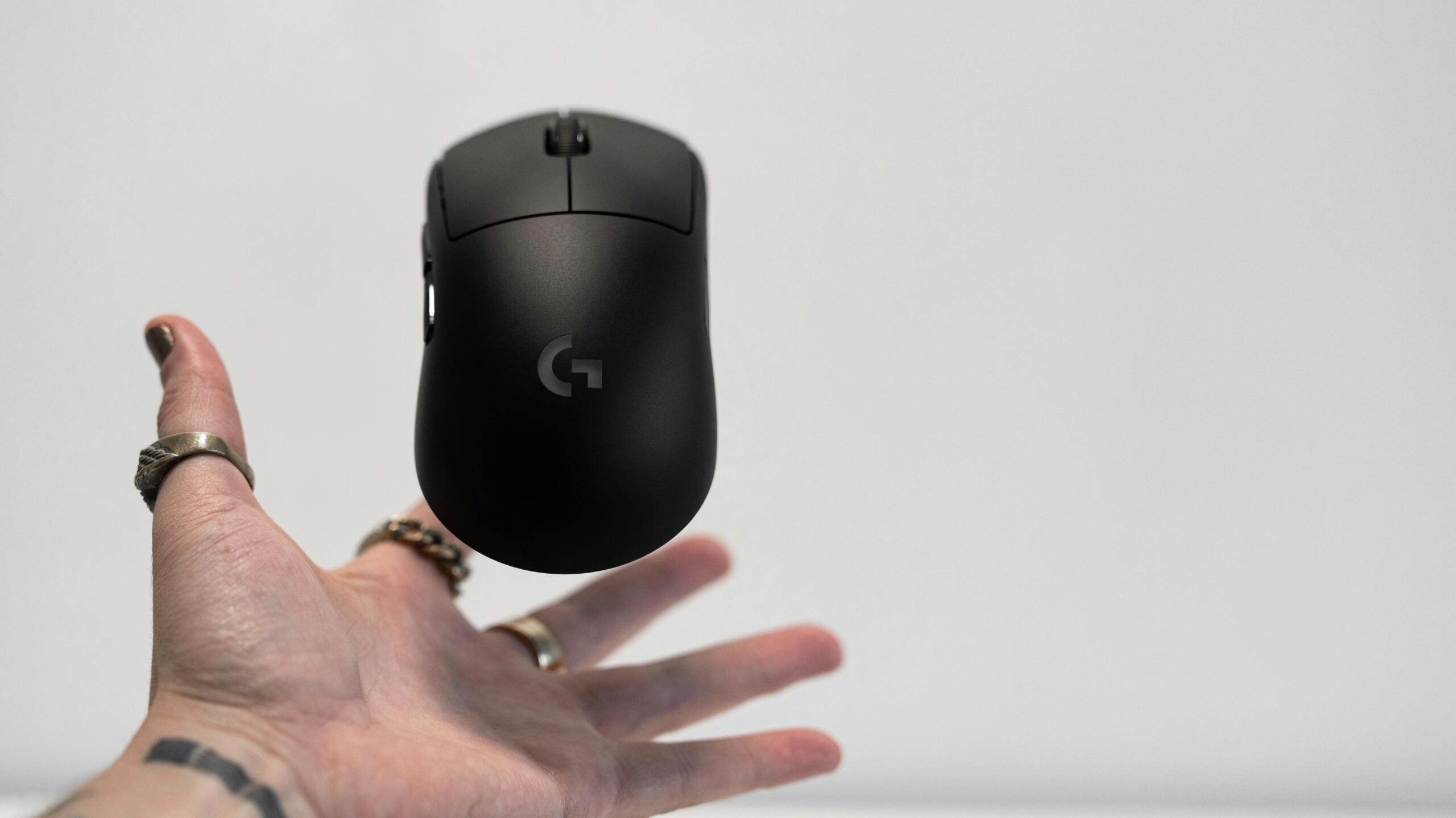Imagen de un mouse de computador con una mano