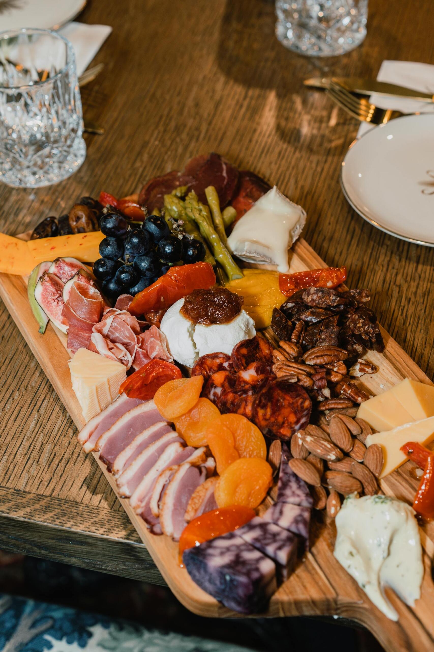 Un plato con quesos, frutos secos y cerdo característicos de la comida española