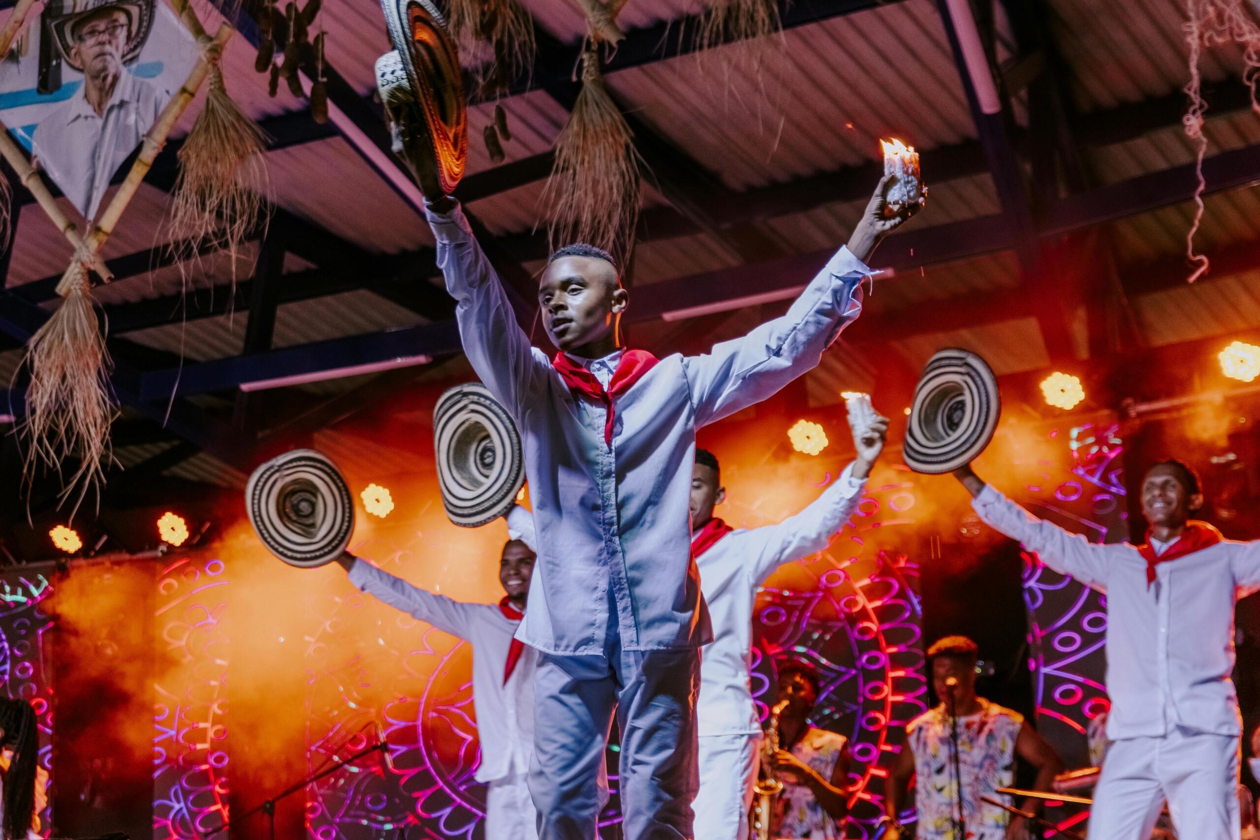 Bailarines en un festival vallenato