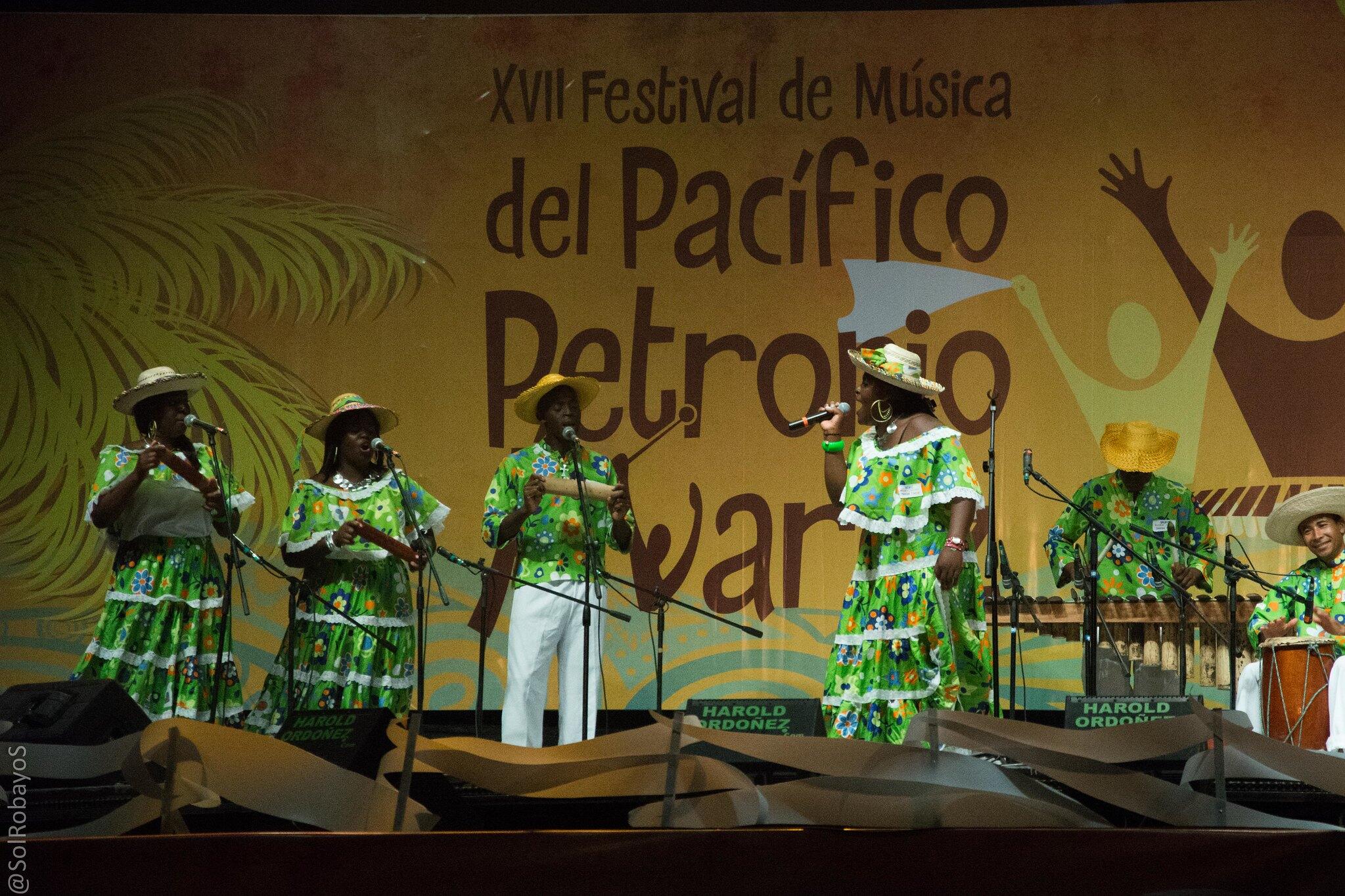 Competencia de música del pacífico en el festival Petronio Álvarez cali Colombia