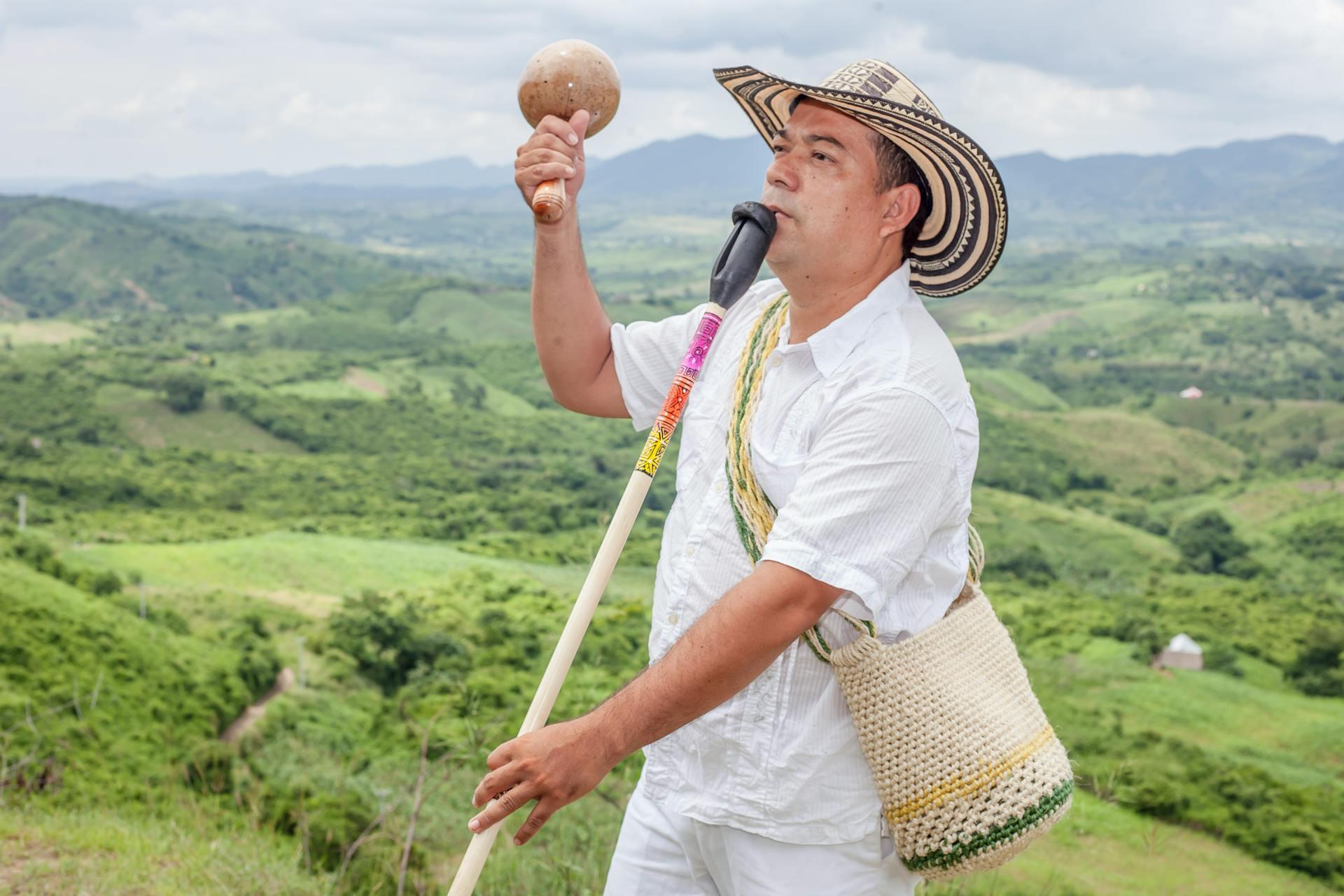 Hombre tocando una gaita macho colombiana