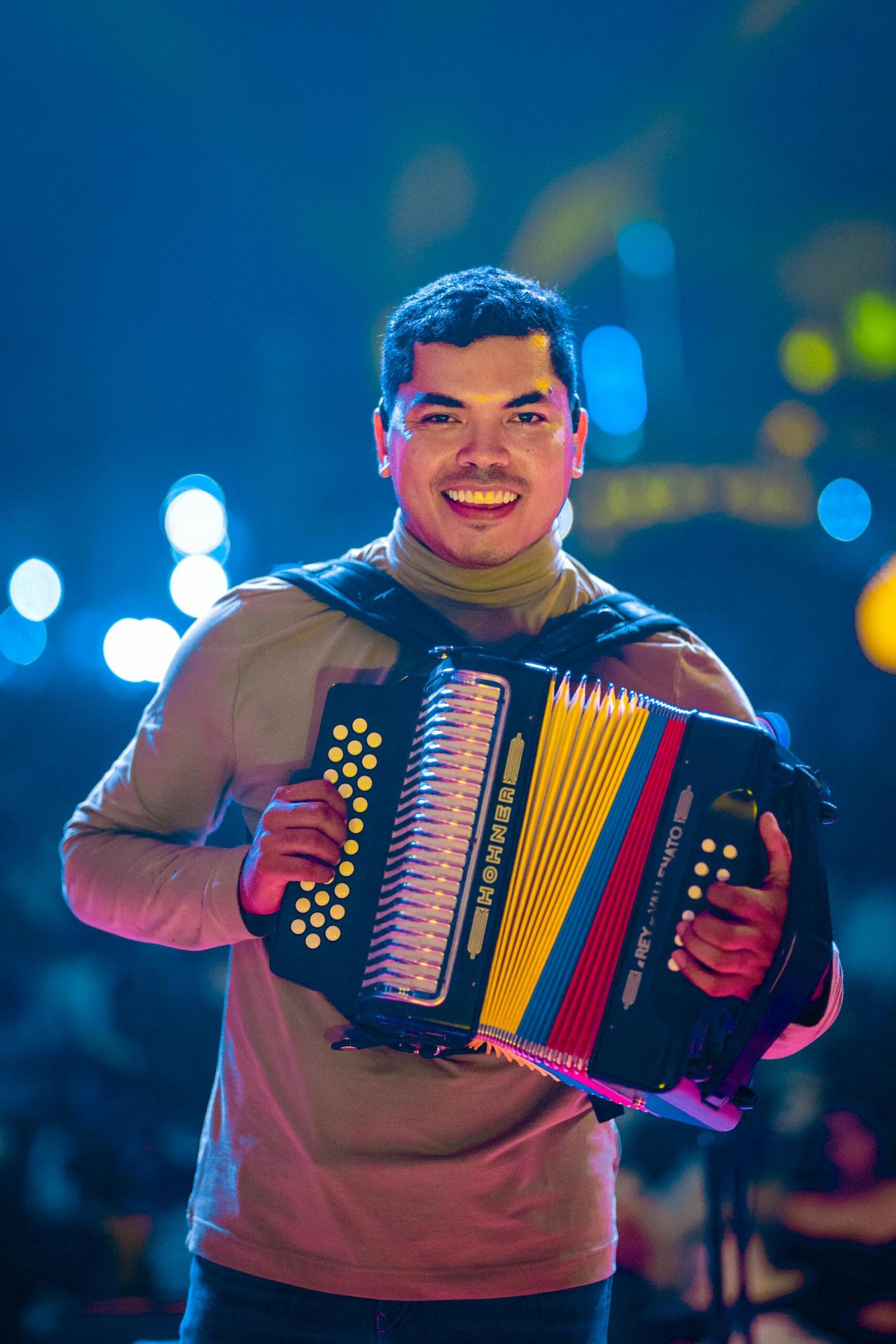 Joven tocando el acordeón en una presentación