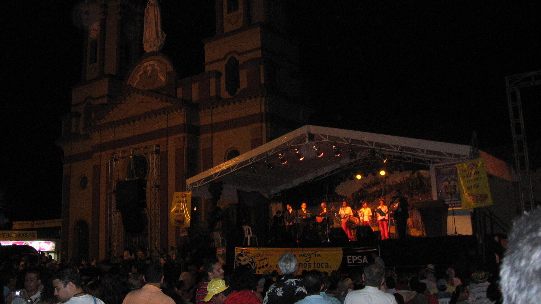 Plaza principal de Ginebra Valle durante el festival Mono Nuñez