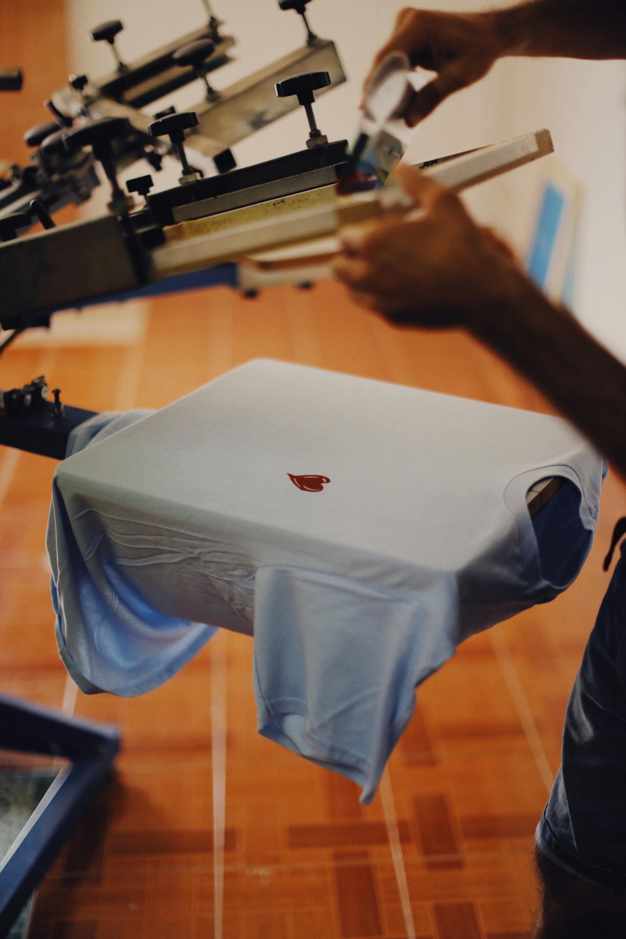 Hombre estampando una camiseta con métodos ecológicos