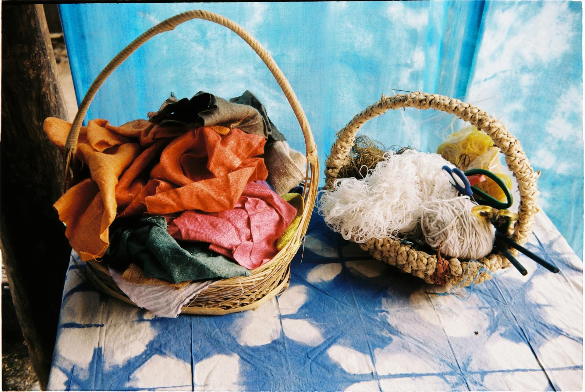 Materiales para coser como tijeras, hilos, telas