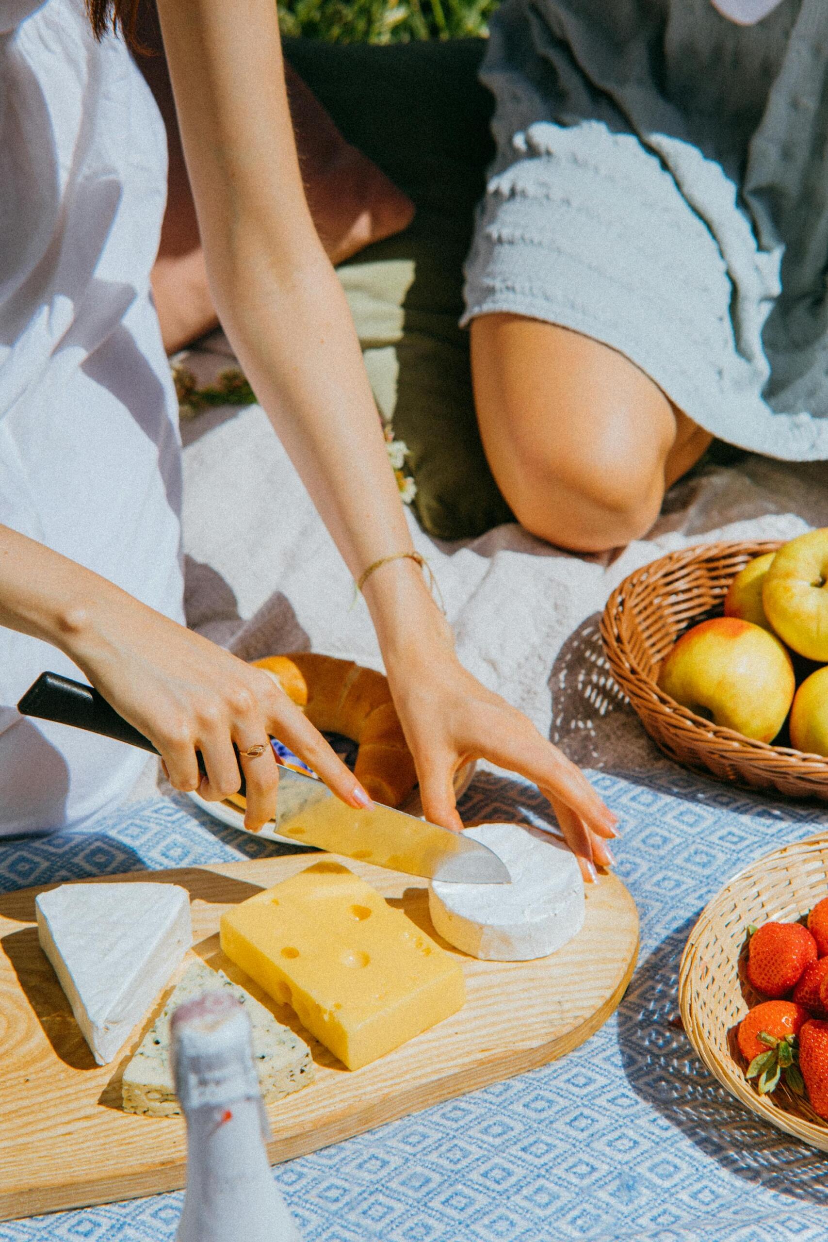 Mujer partiendo queso en fracciones 