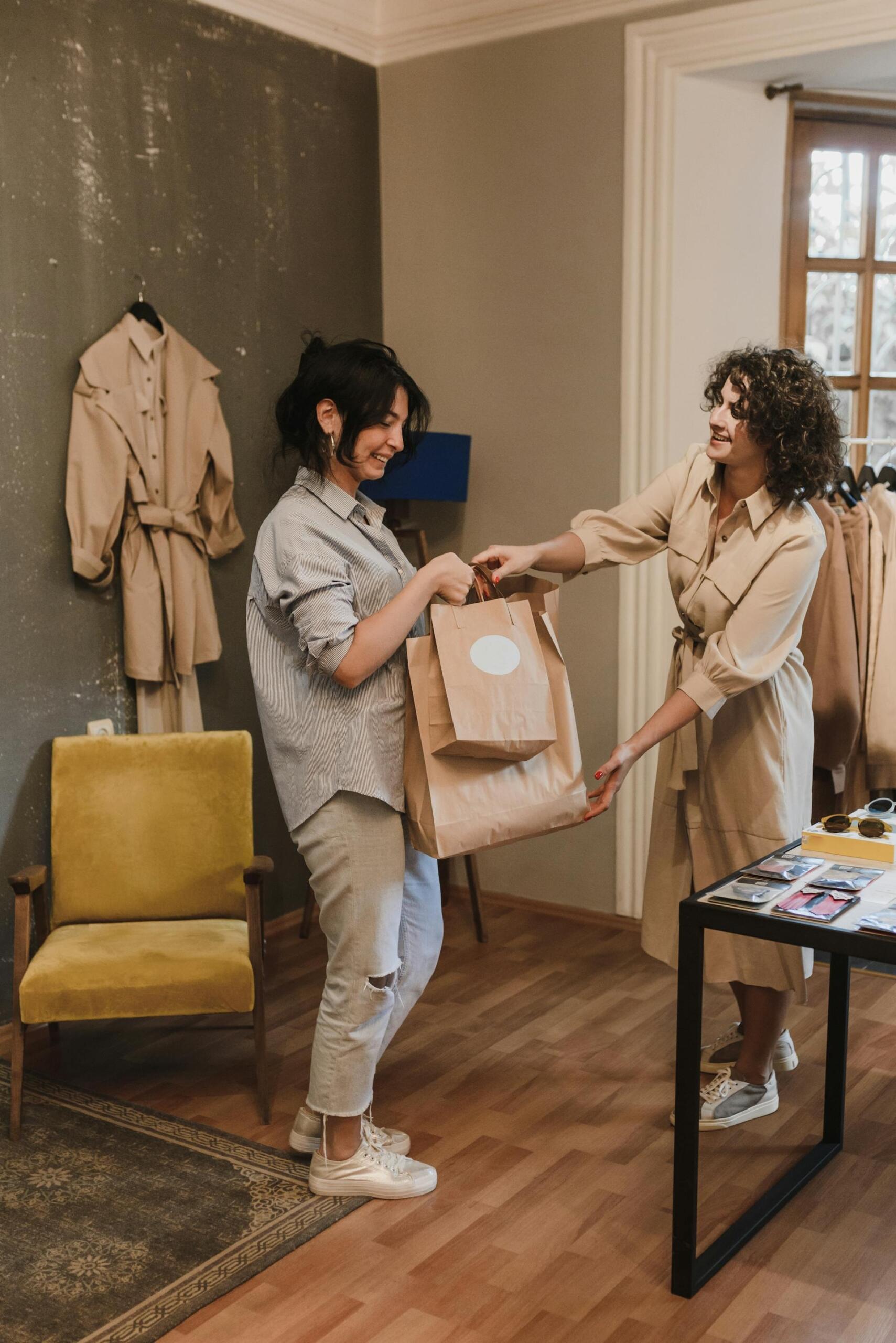 Usuario comprando en una tienda de moda circular