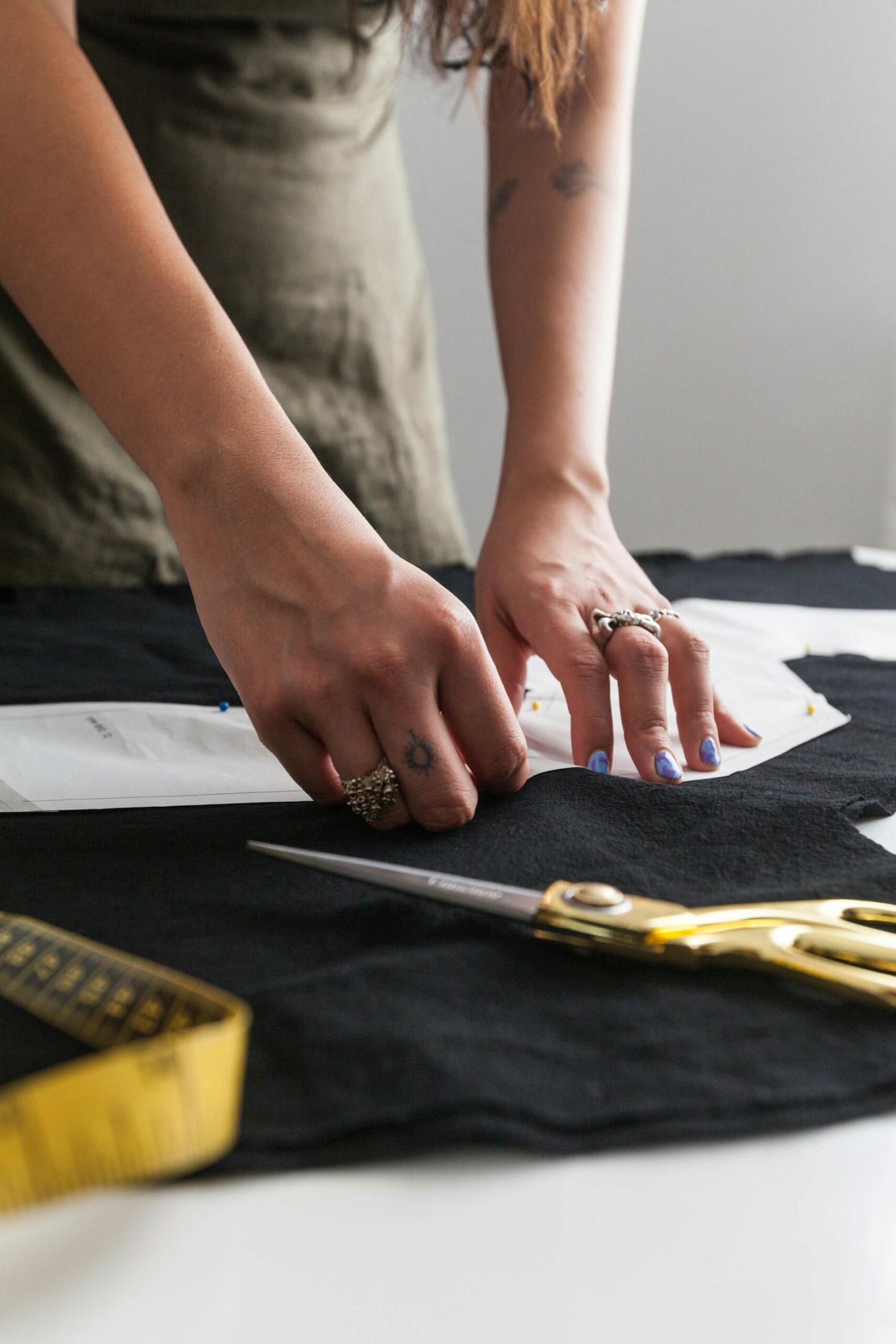 Mujer diseñando una prenda