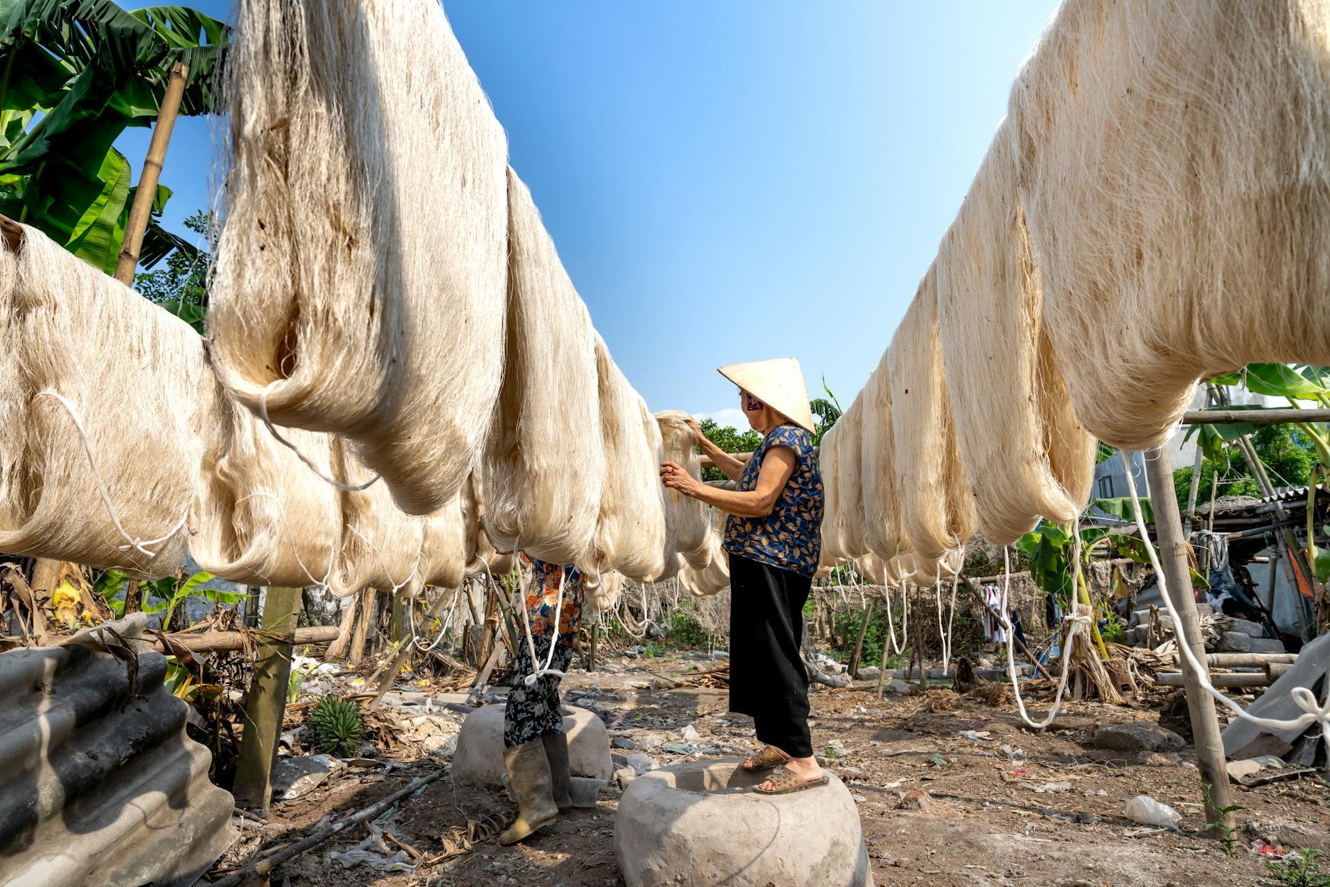 Mujer asiática trabajando en tratamiento de algodón