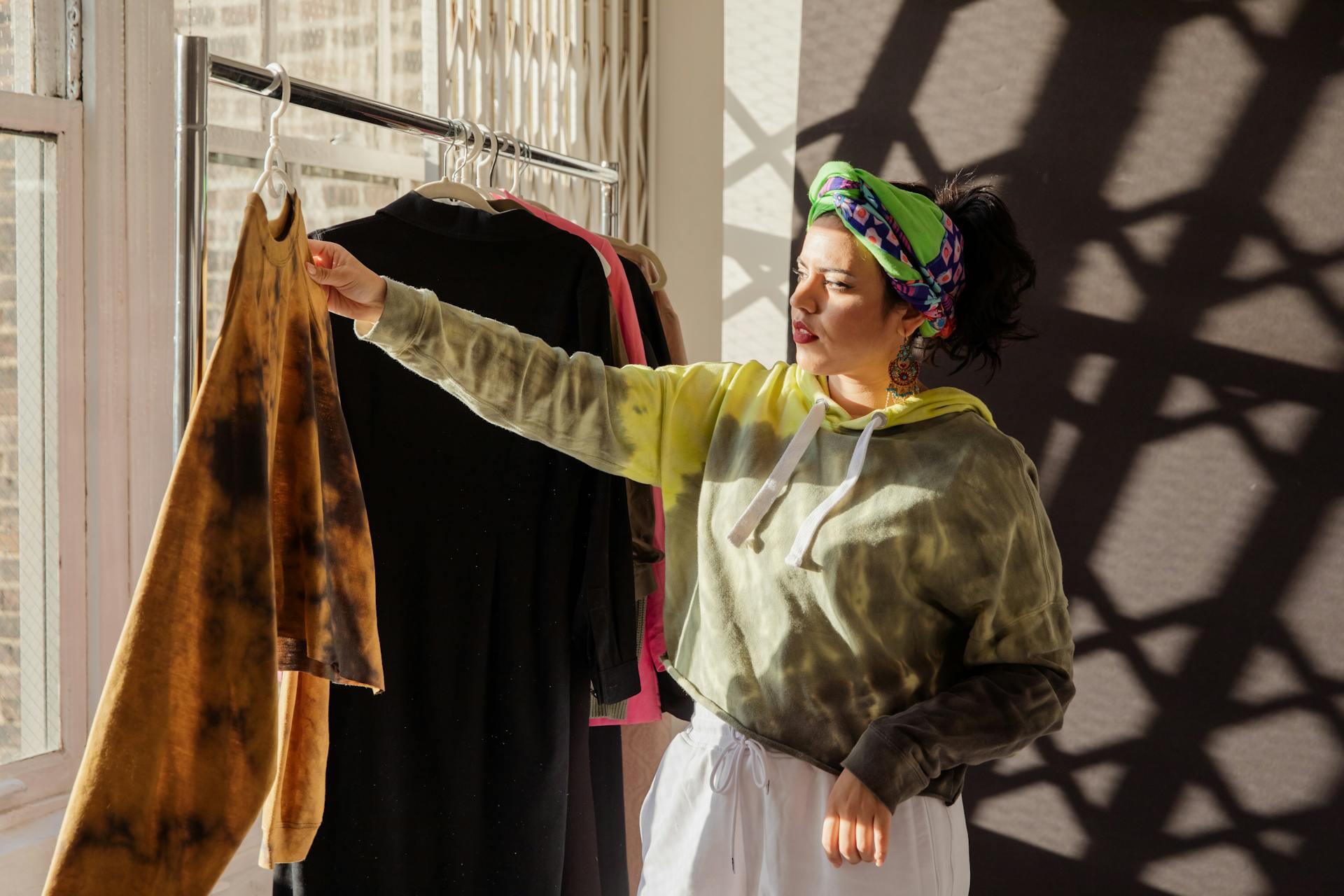 Mujer revisando unas prendas que ella misma modificó