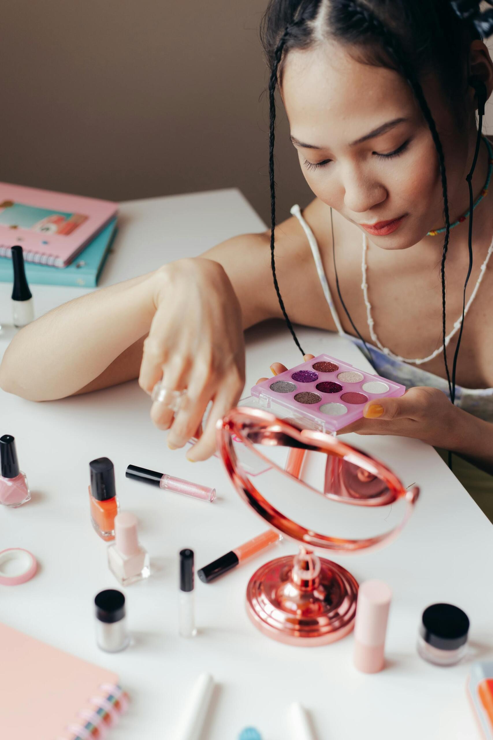 Mujer haciendo tutorial de maquillaje
