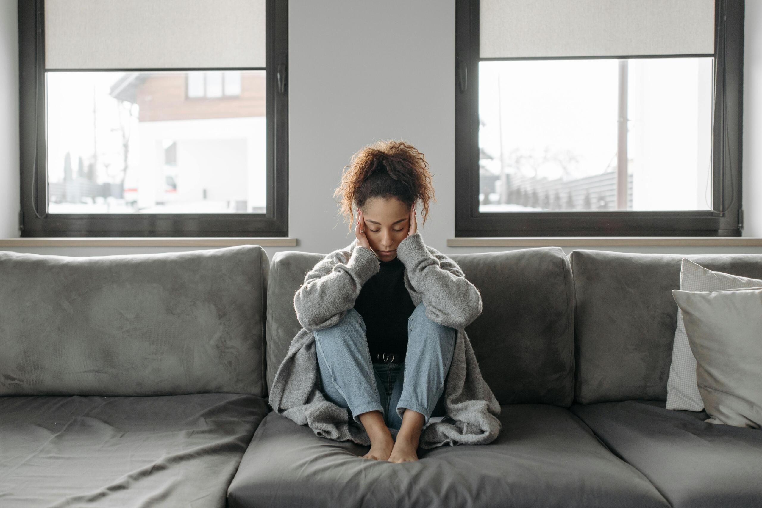 Mujer con un fuerte dolor de cabeza