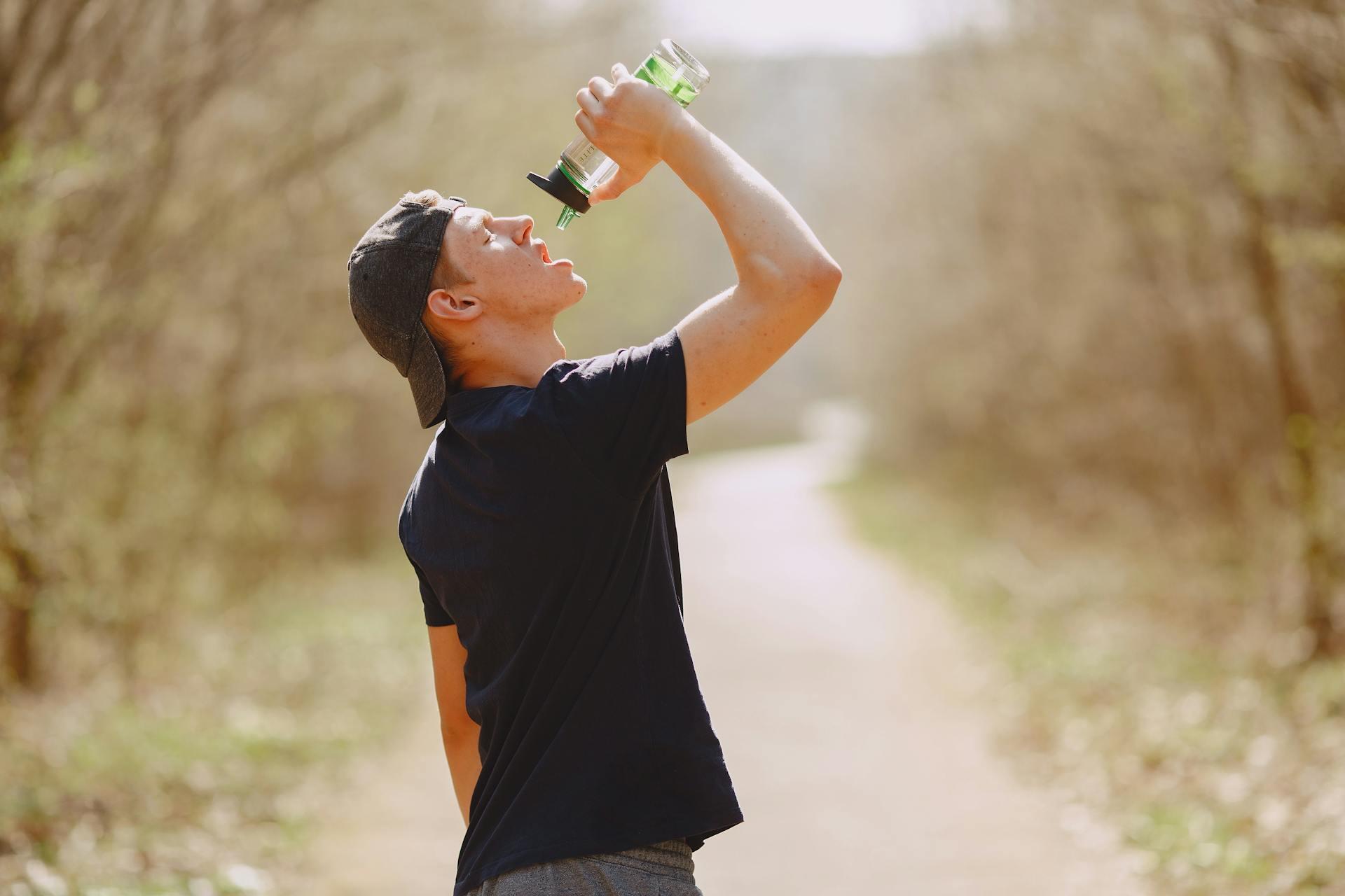 Hombre tomando agua