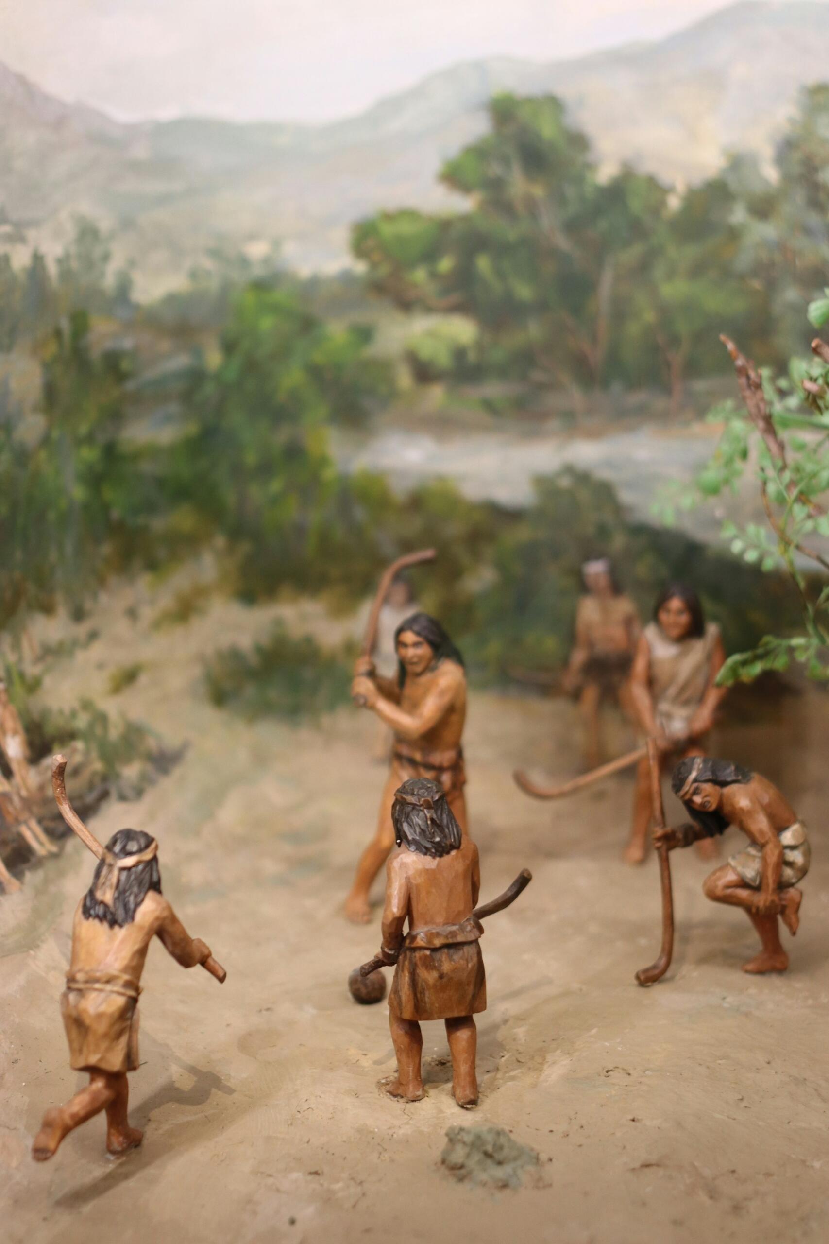 Maqueta de seres humanos en la prehistoria
